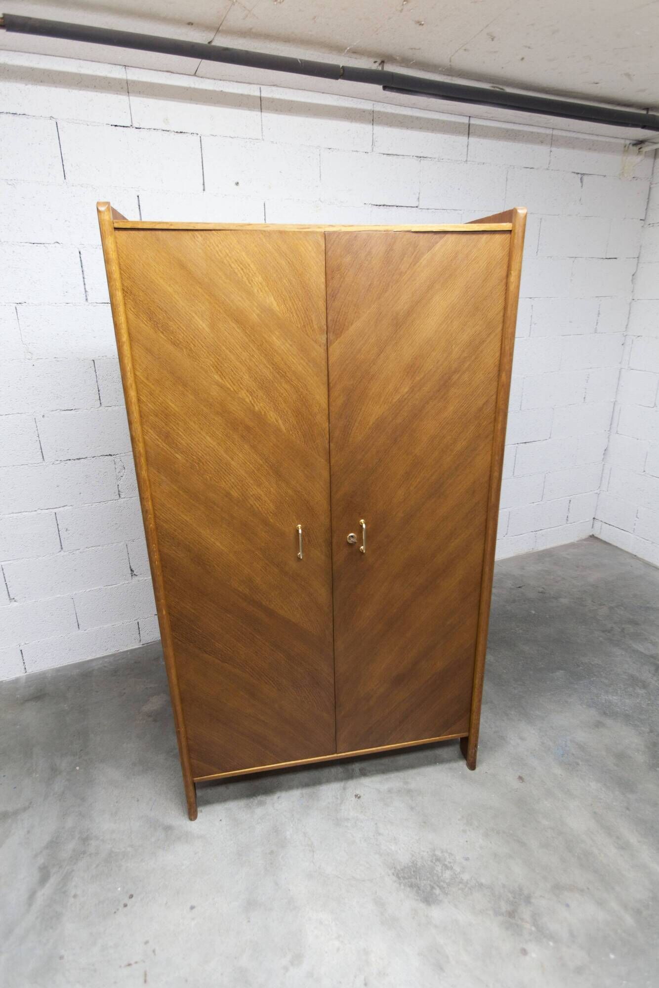 1950s Mid-Century Modern oak wardrobe with 2 doors and 2 drawers.
