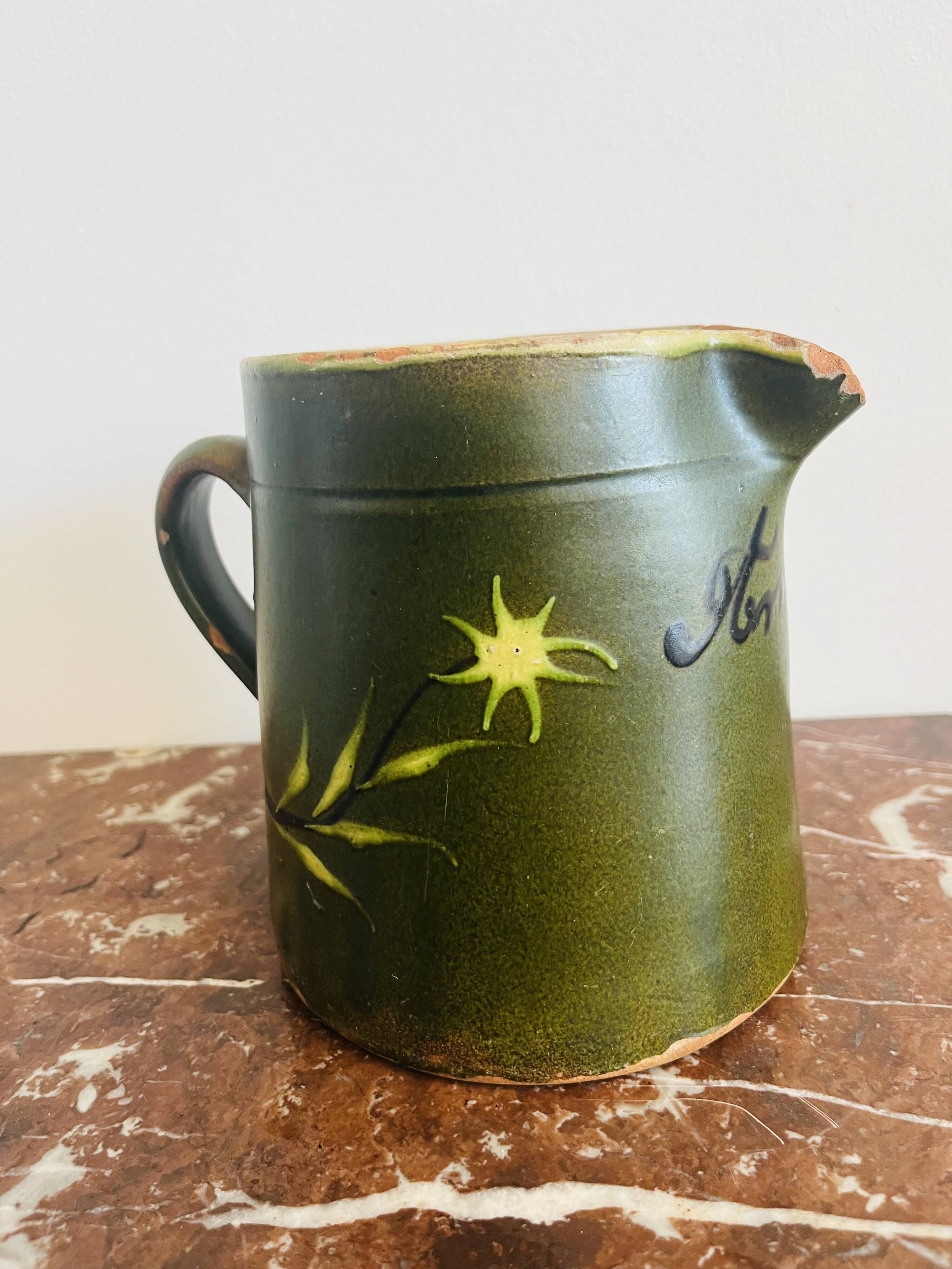 Ancienne poterie pichet savoyard vert à décor floral
