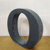 Lettre O ancienne en relief et en zinc