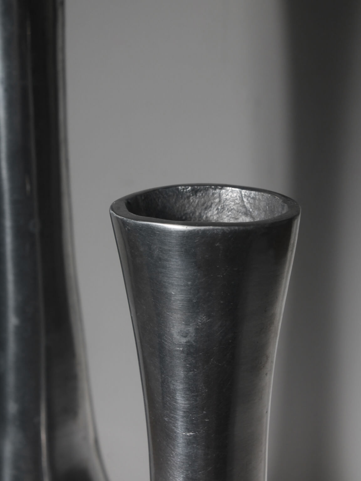 Ensemble de vases hauts en aluminium poli avec découpes circulaires