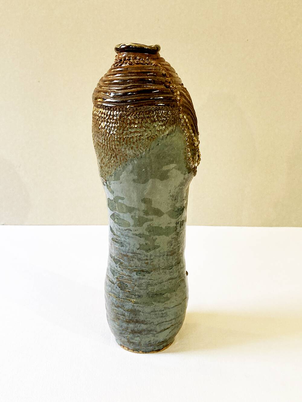 Vase en grès vernissé et monogrammé