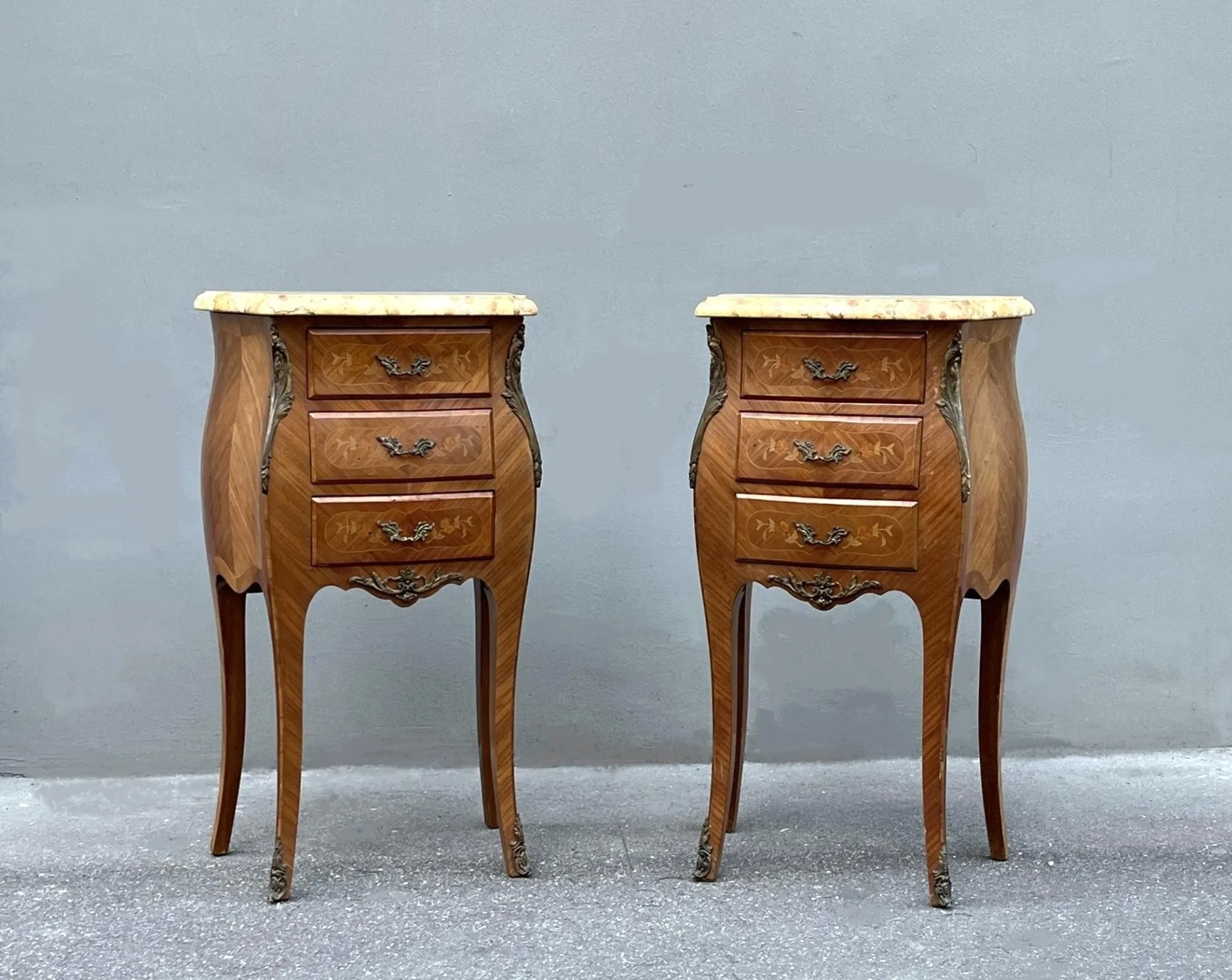 Paire de table de chevet style Louis XV