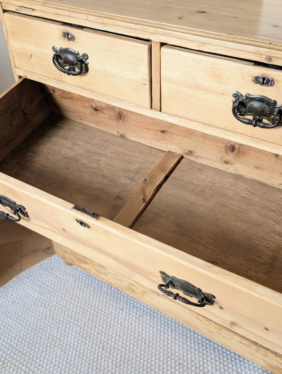 Commode anglaise antique en pin massif