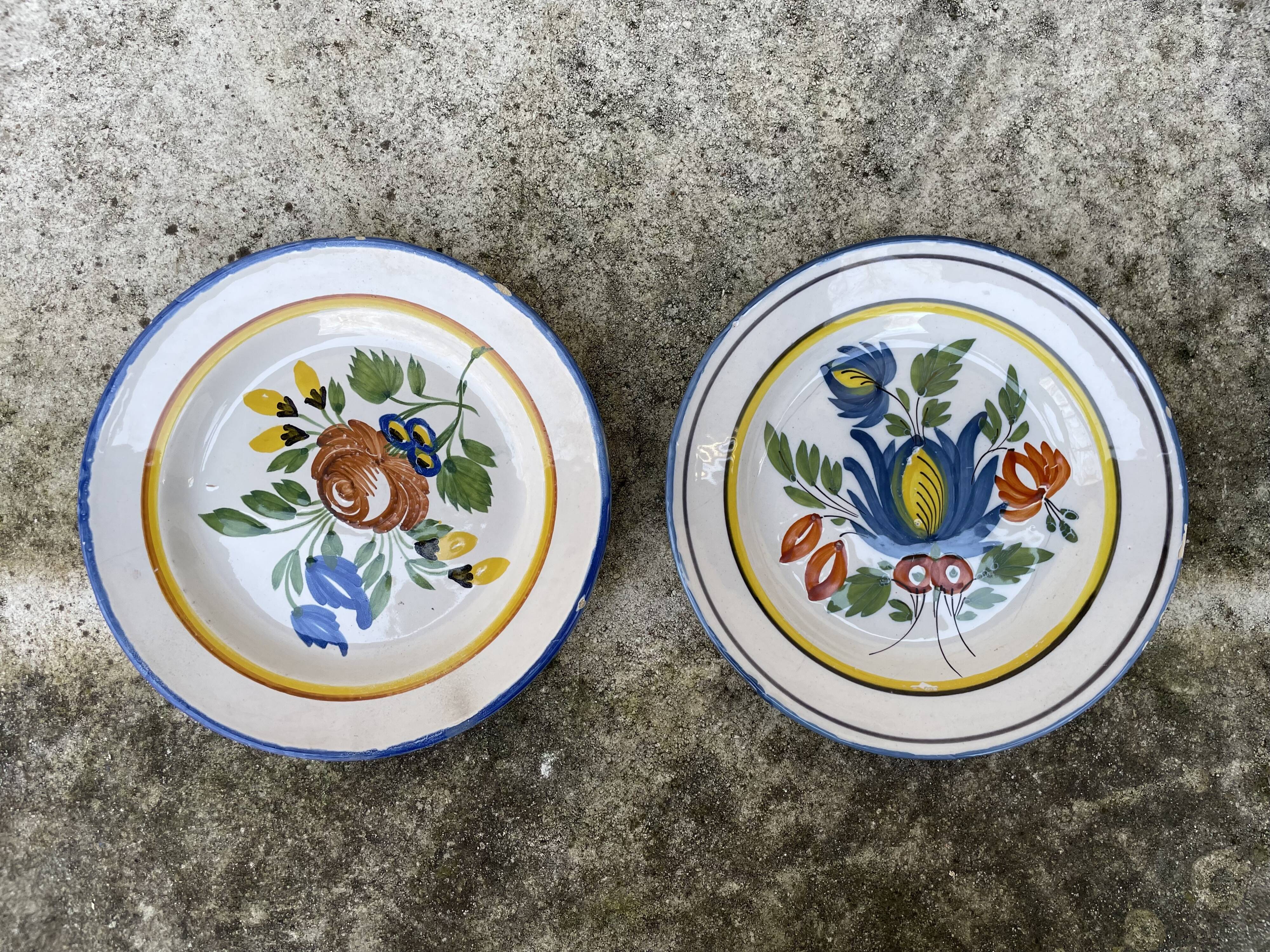 Set of 2 plates with floral pattern