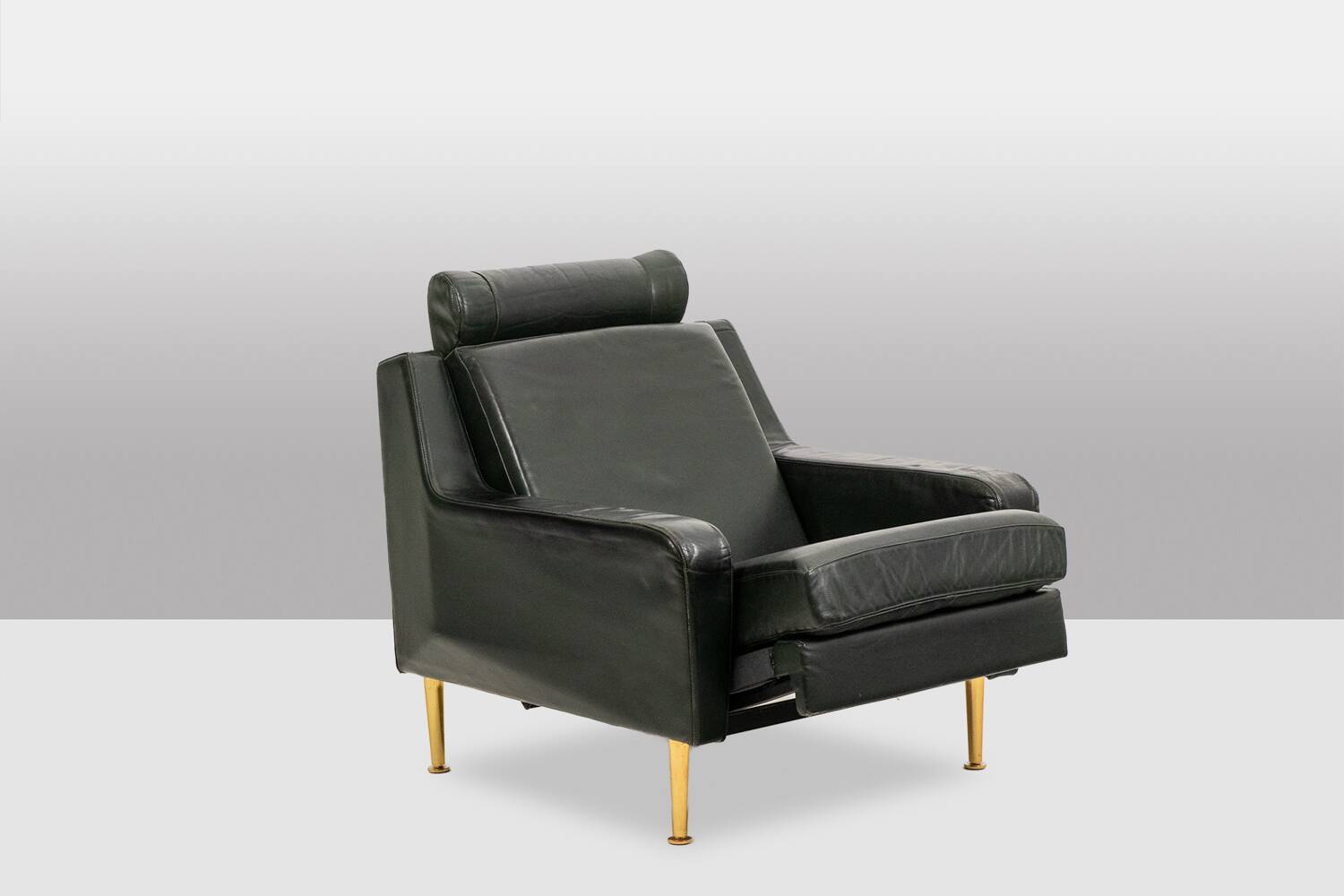 Airborne. Paire de fauteuils en cuir vert. Années 1950.