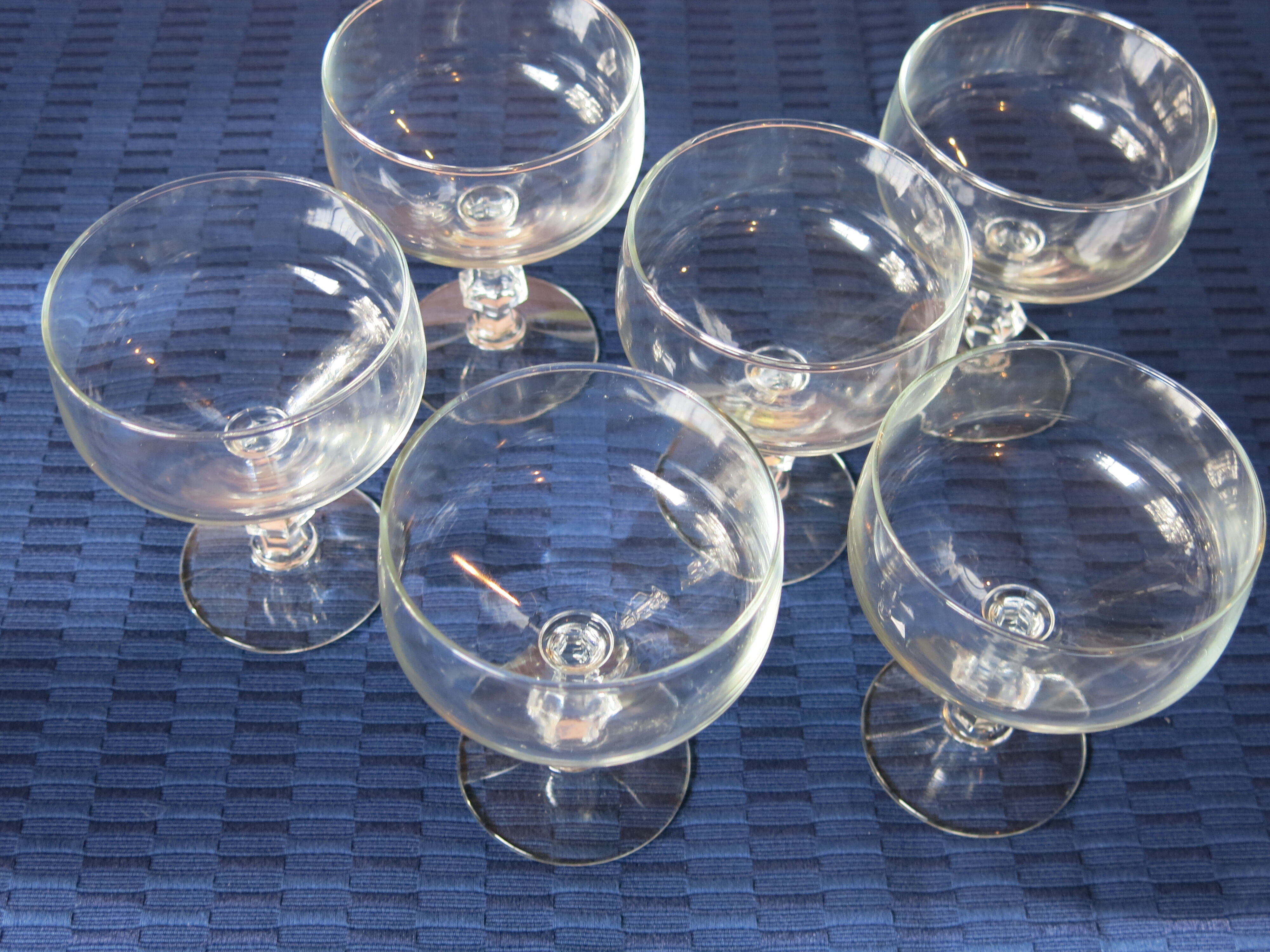 6 champagne or cocktail glasses in transparent glass in very good condition.
