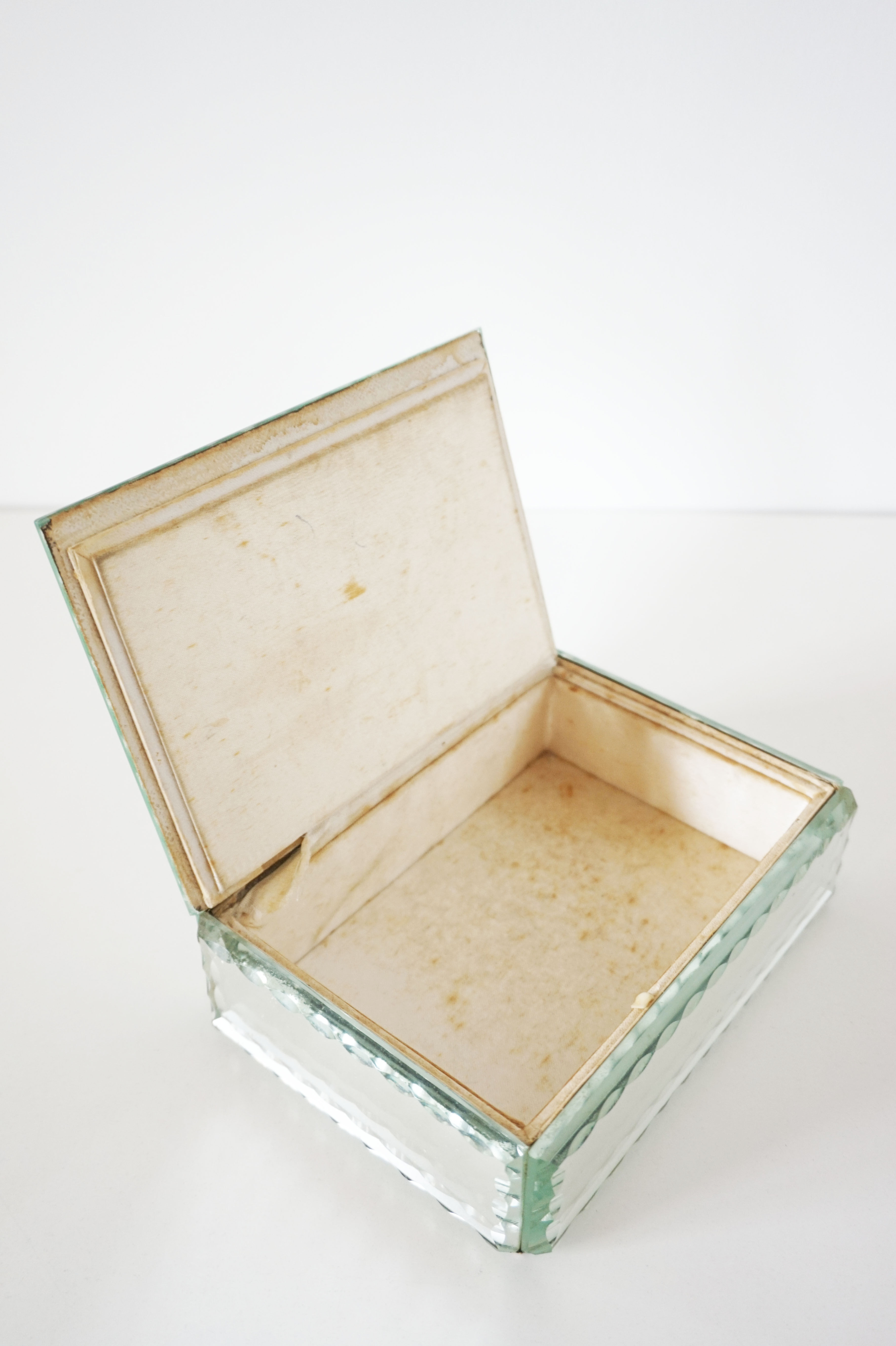 Jewelry box in chiseled mirror