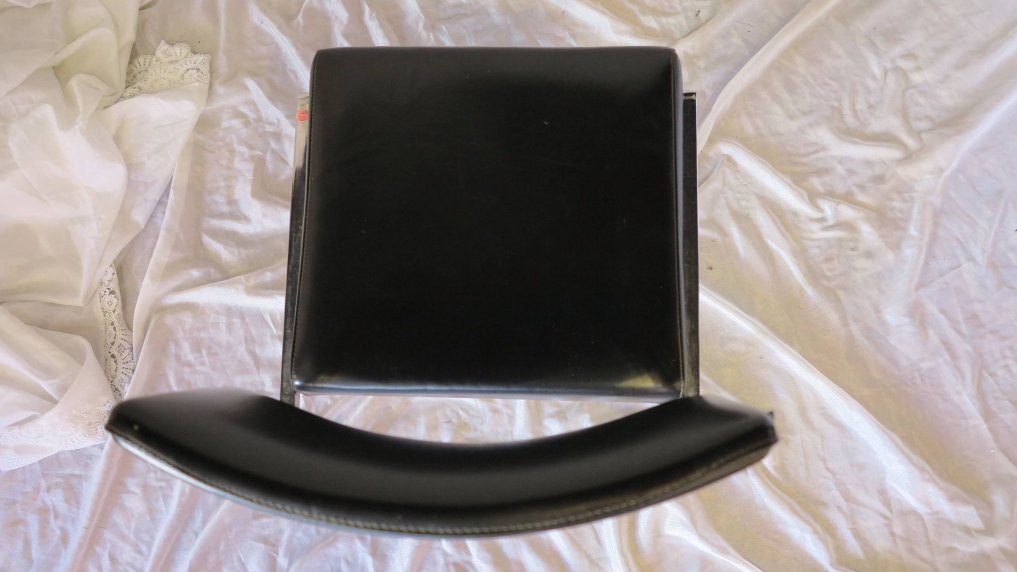 Chaise moderniste métal chromé et simili cuir noir