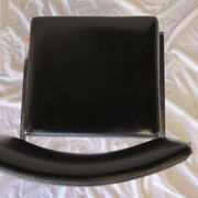 Chaise moderniste métal chromé et simili cuir noir