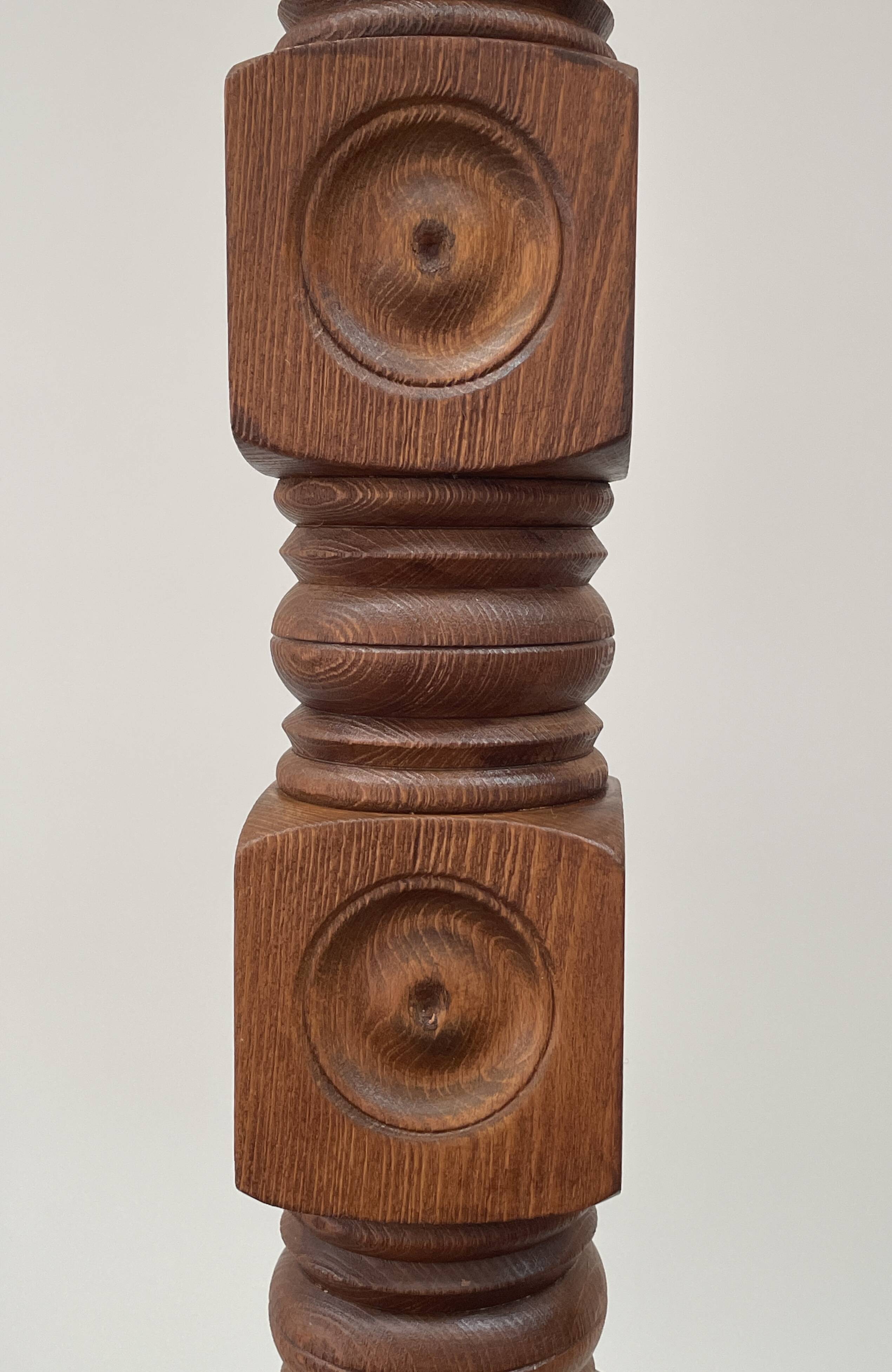 Brutalist floor lamp in turned wood, in the style of Charles Dudouyt.