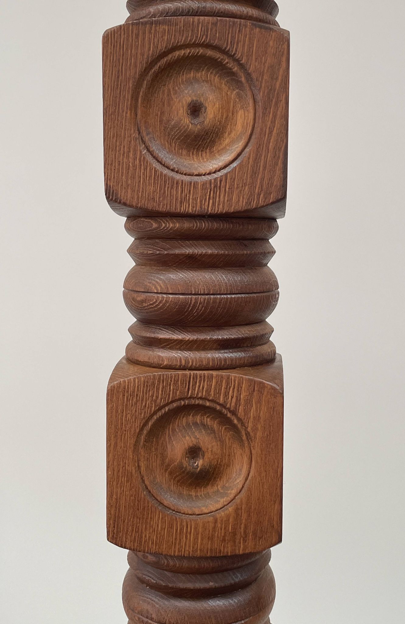 Brutalist floor lamp in turned wood, in the style of Charles Dudouyt.