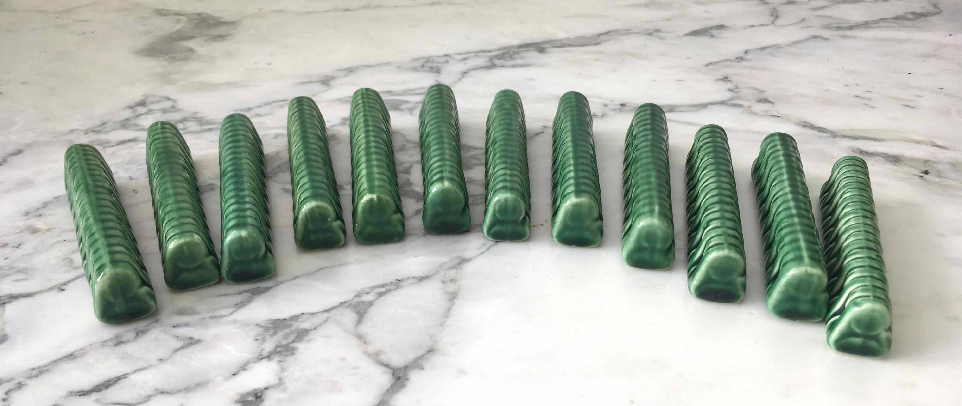 12 porte-couteaux en barbotine verte