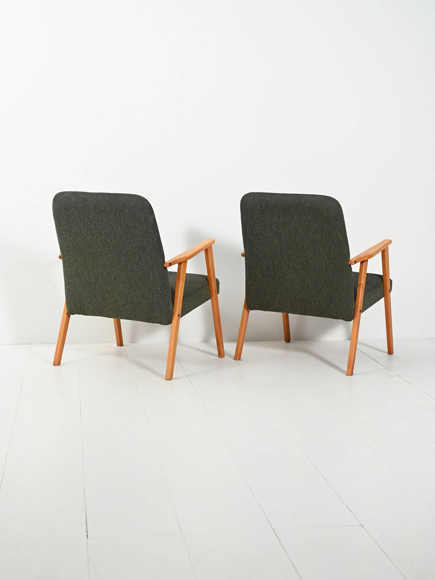 Paire de fauteuils en hêtre avec un revêtement en tissu gris