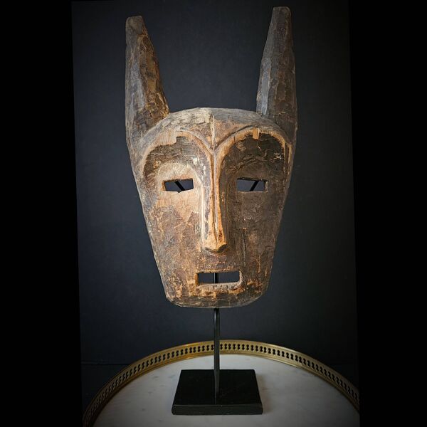 Masque LEGA Ancien surmonté de Cornes. Socoiété Bwami. Soclé    H : 44*18 cm    R. D. Congo