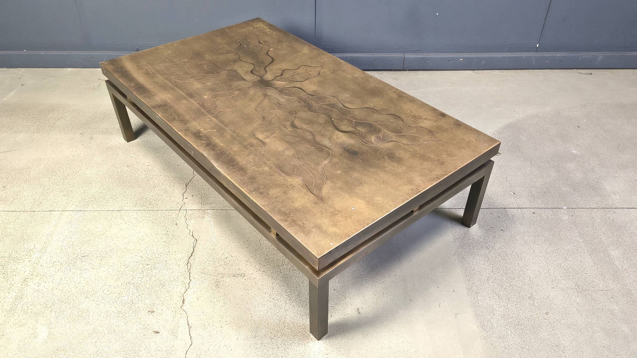 Table basse en laiton gravé vintage signée par Willy Daro, années 1970.
