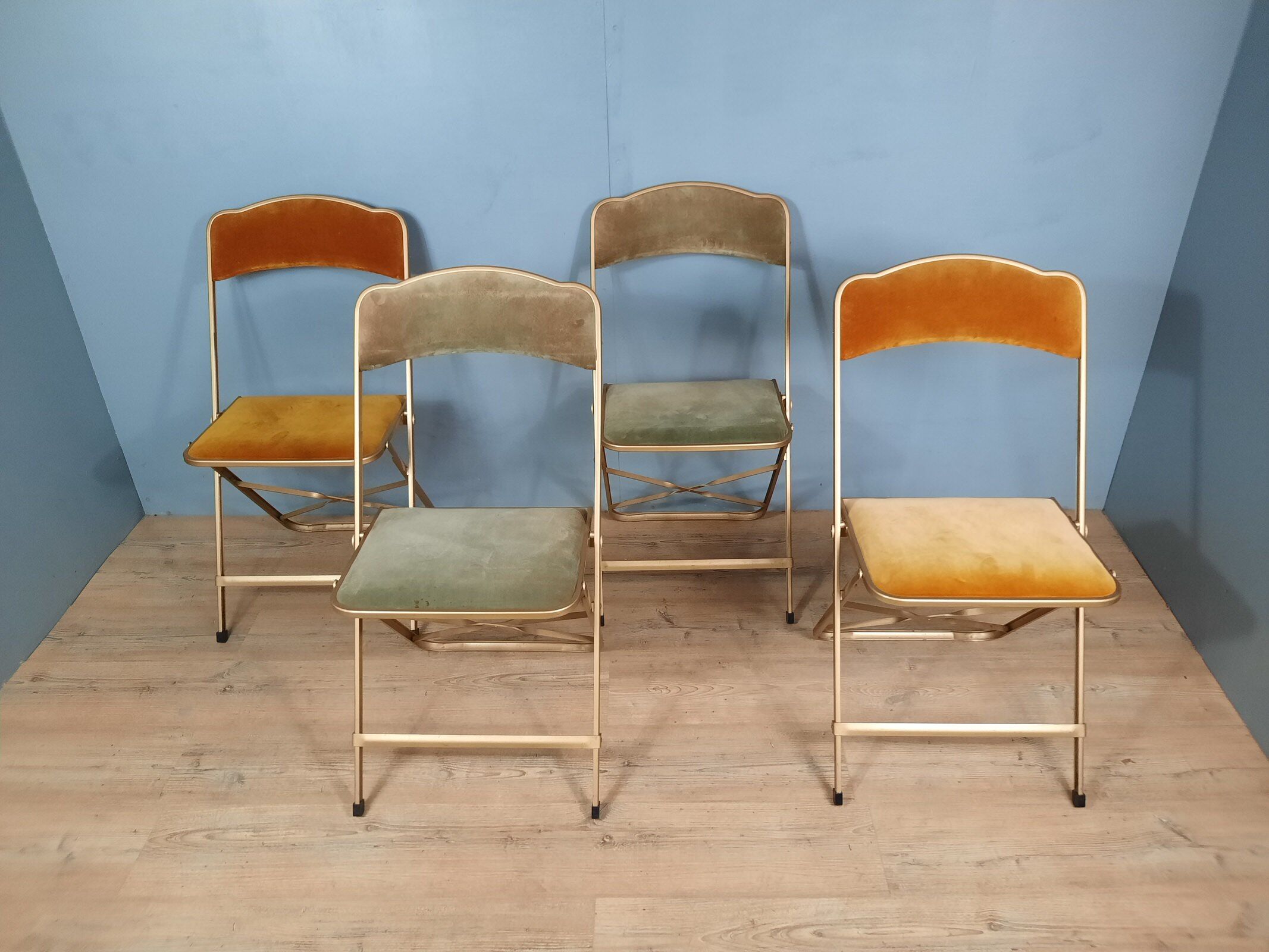 Set of 4 vintage folding chairs