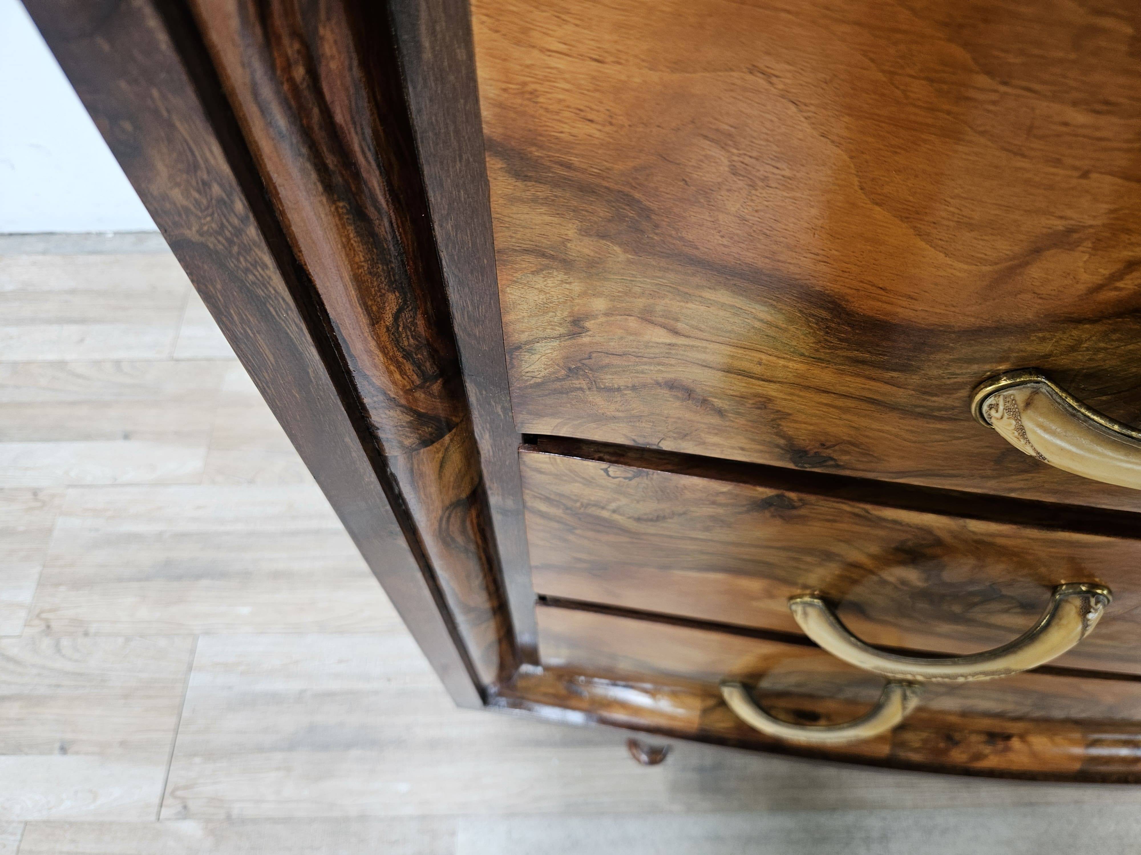 Commode Art Déco toscane des années 1940 en noyer raciné.