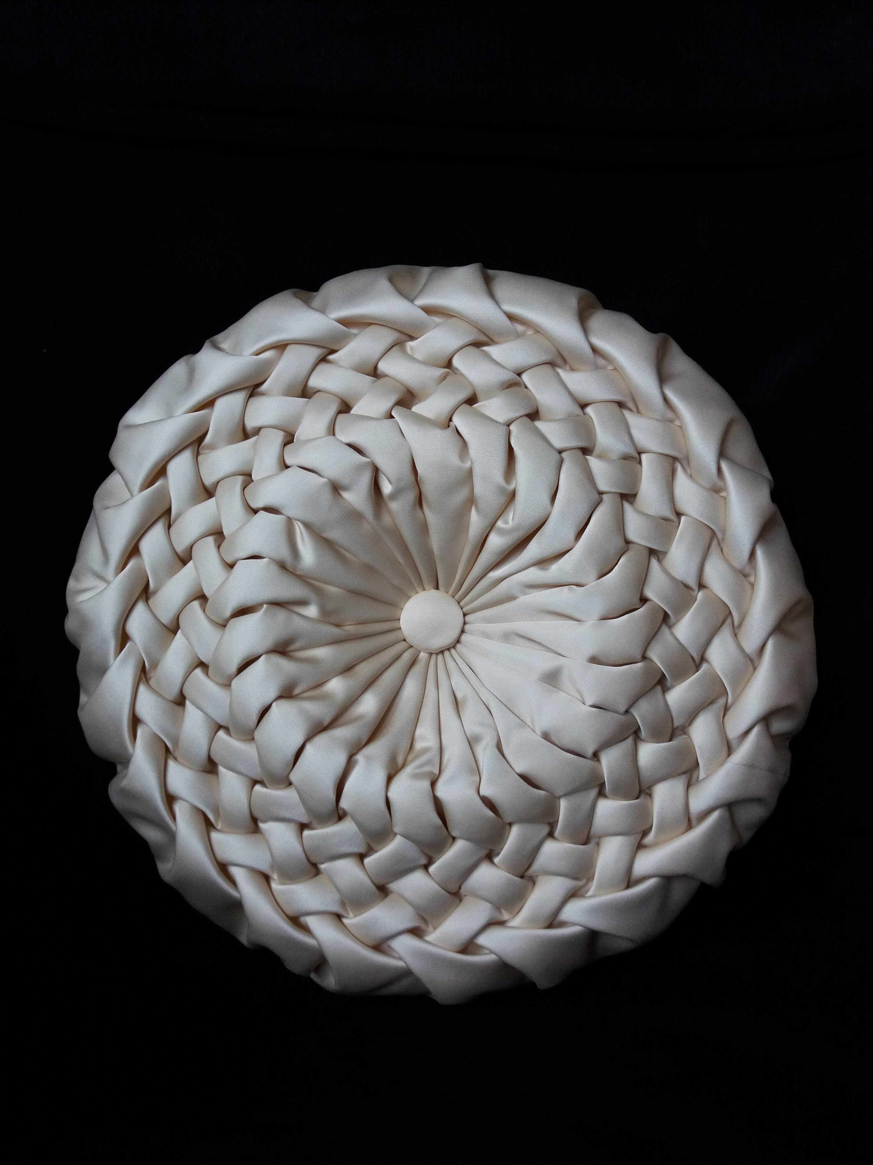 Coussin rond tissu satiné plissé diametre 39 cm