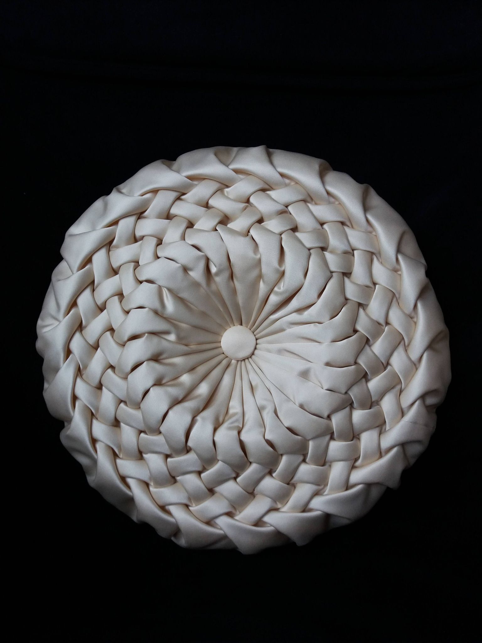 Coussin rond tissu satiné plissé diametre 39 cm