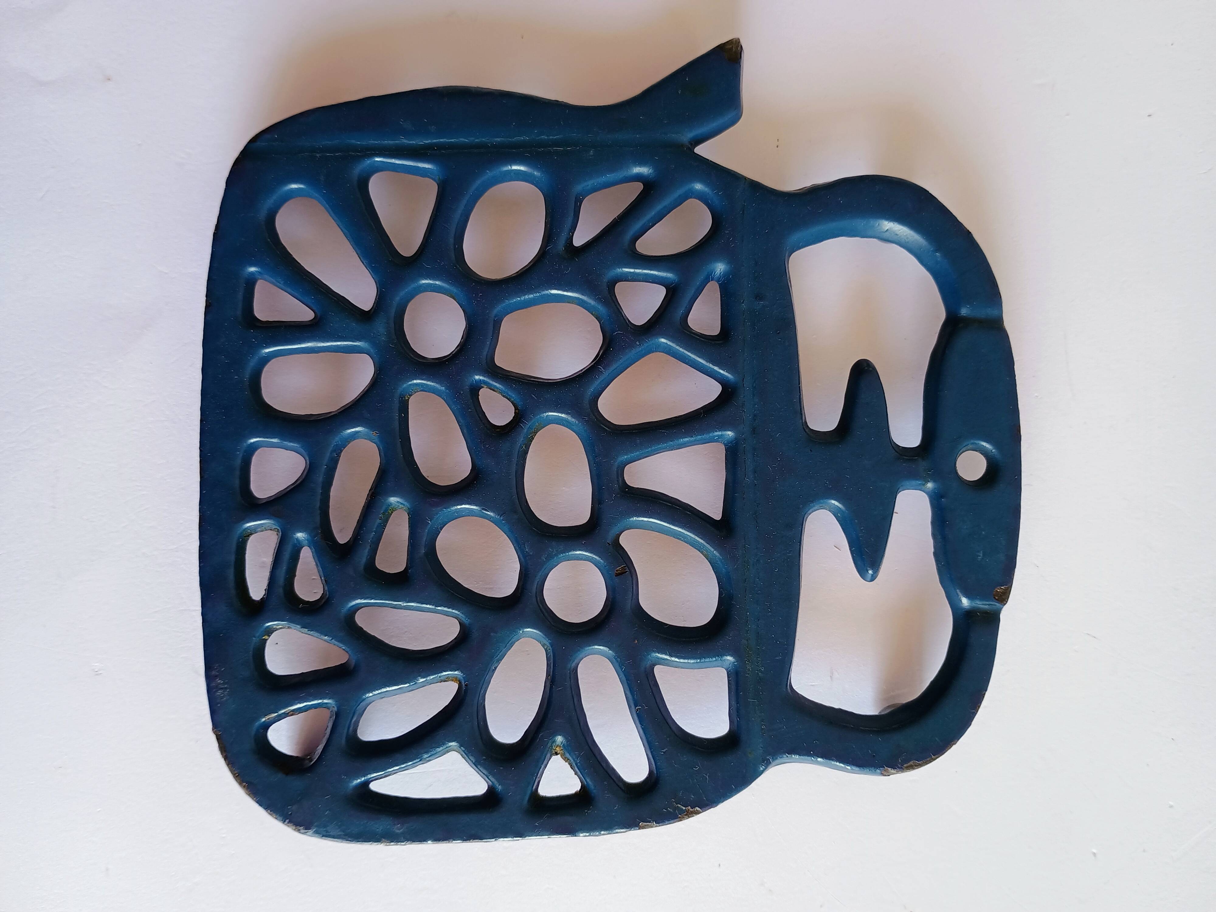 Kettle-shaped cast iron trivet