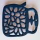 Kettle-shaped cast iron trivet