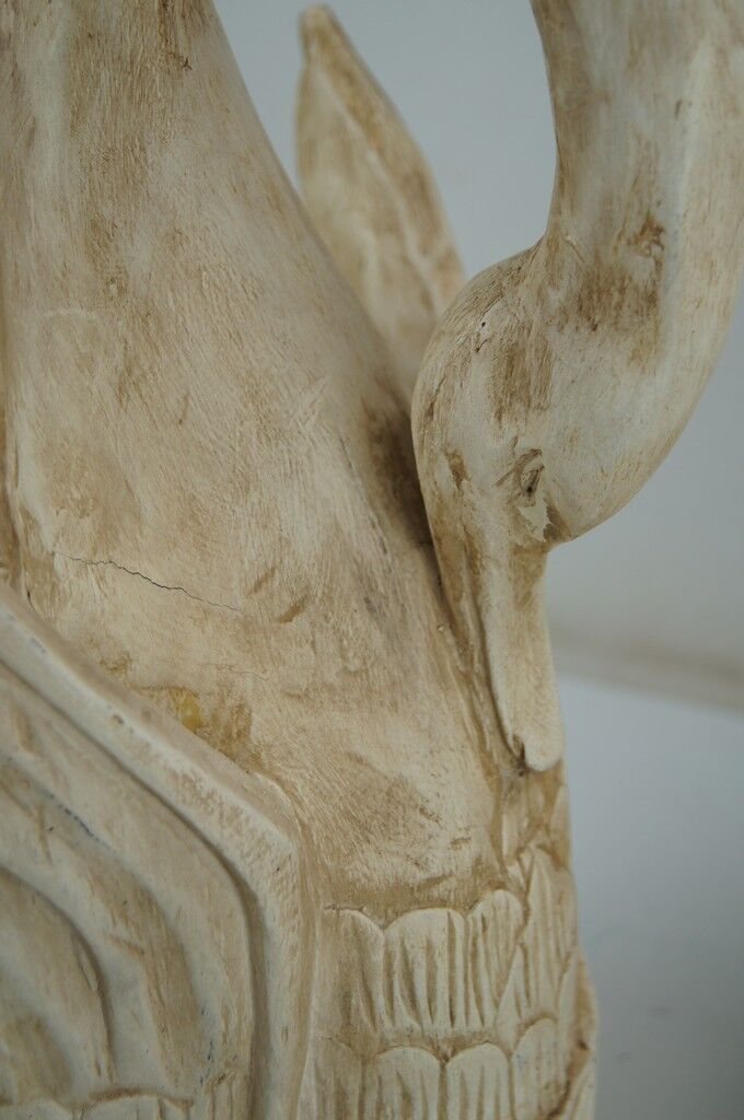 Deux ornements d'applique en bois sculpté et laqué crème,  représentant des cygnes
