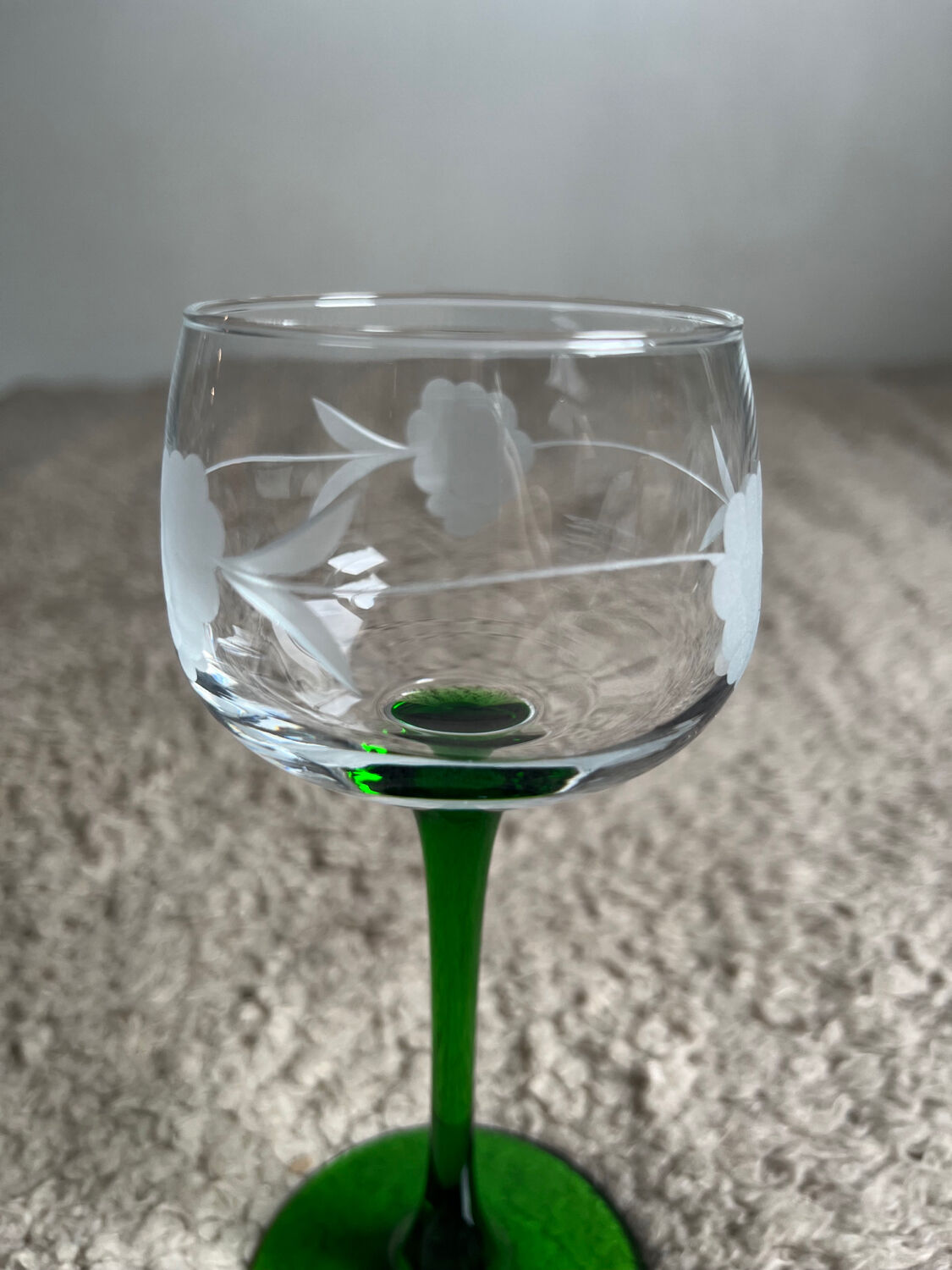 Set of 5 wine glasses with chiseled decoration