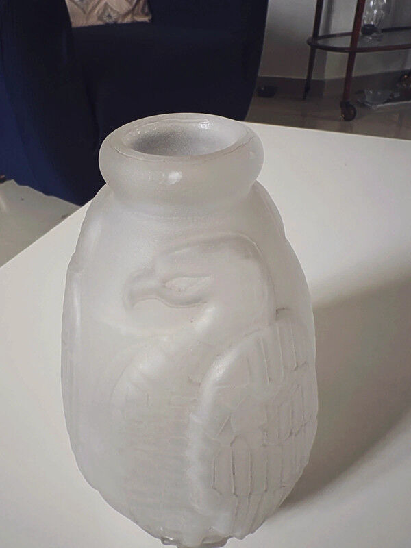 Vase art déco en verre pressé moulé aigle