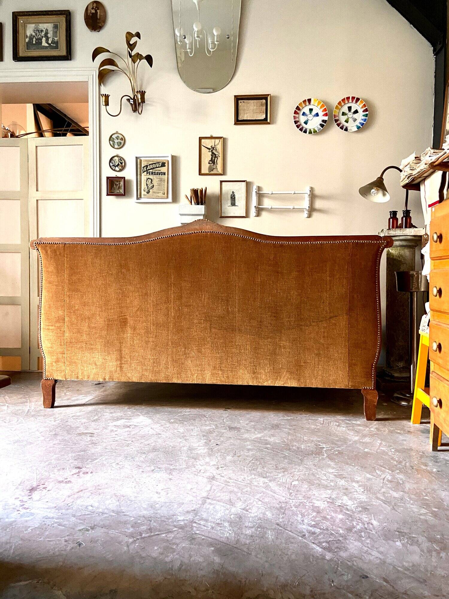 Bench, roller daybed in chiseled wood and ocher velvet, mid-19th century