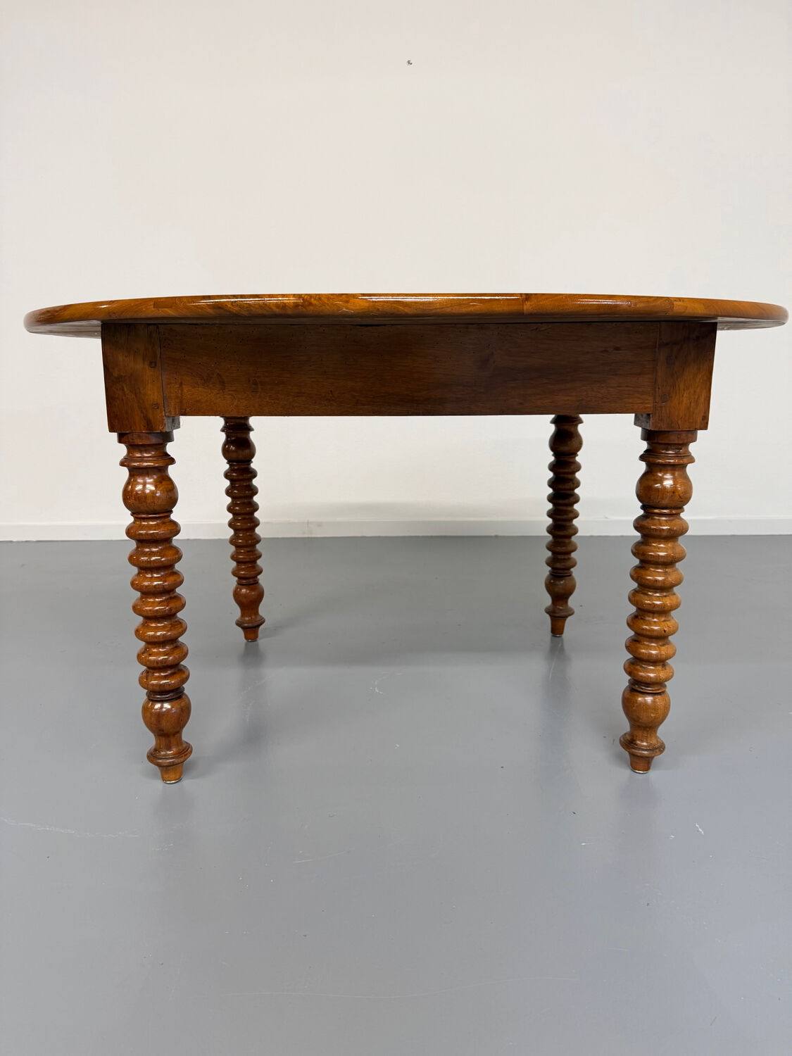 Oval dining table in solid wood with turned legs from the 1950s.