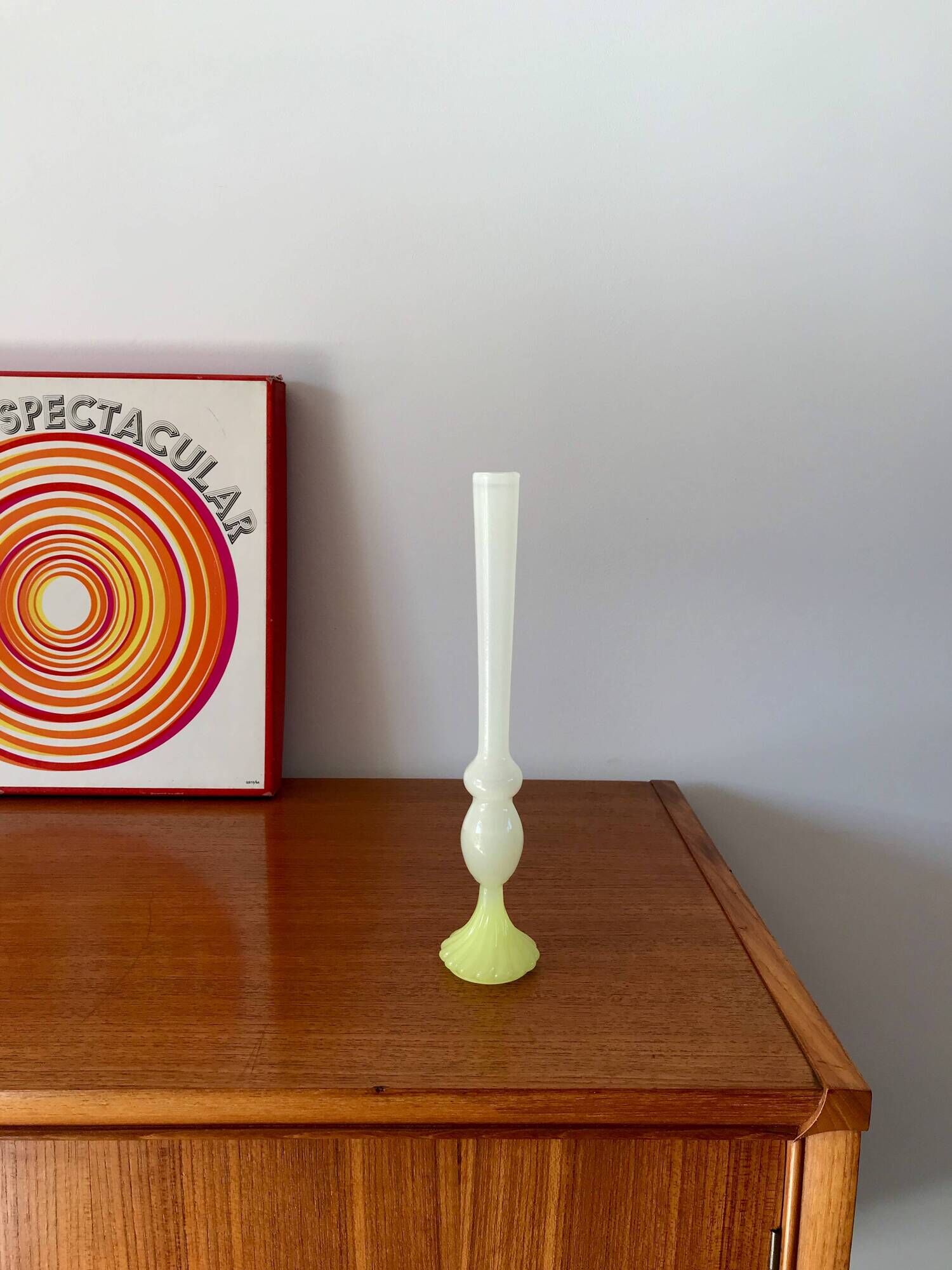 Vase en opaline jaune pâle élancé années 50-60