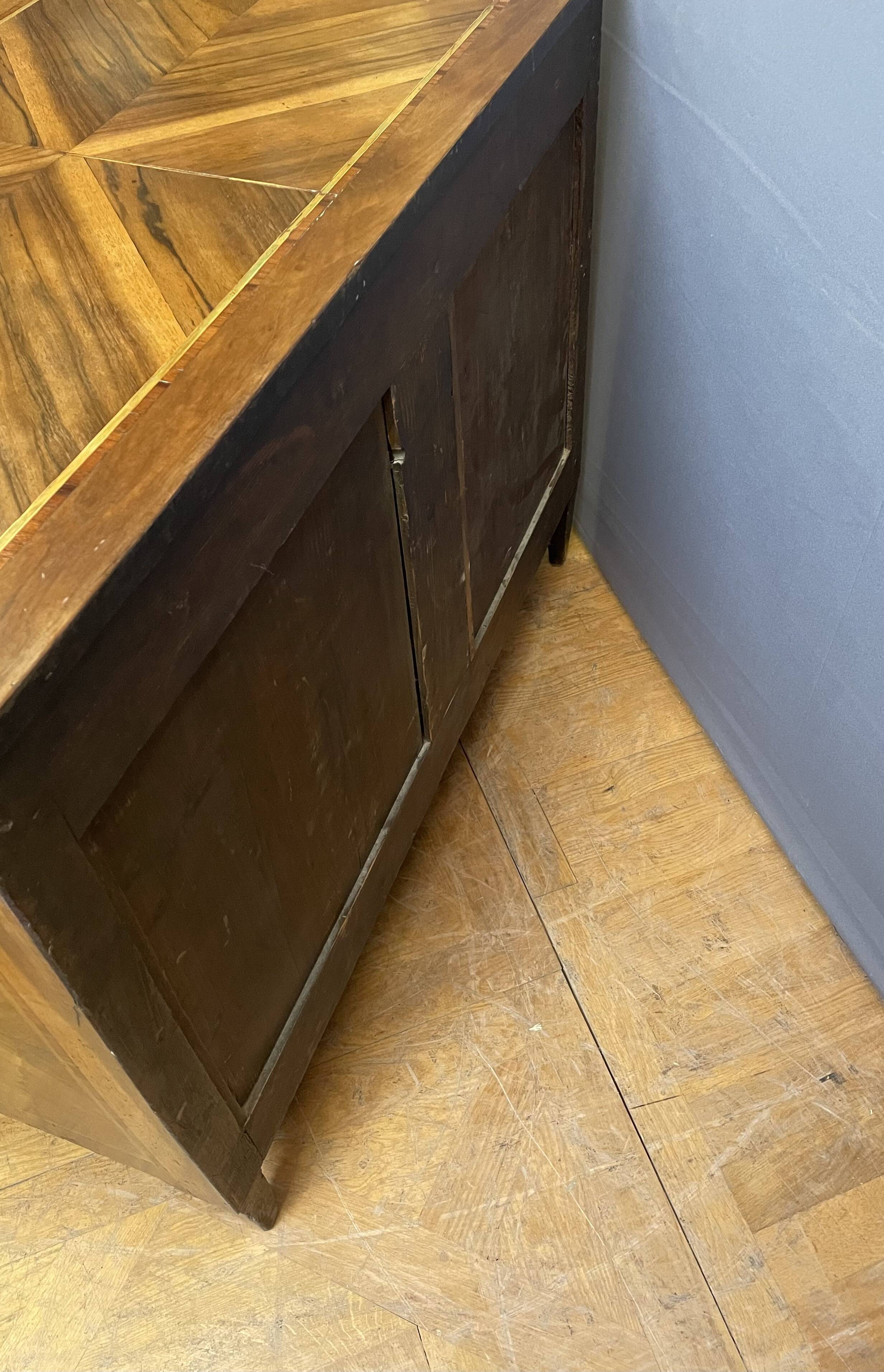 Commode Louis XVI à ressaut central