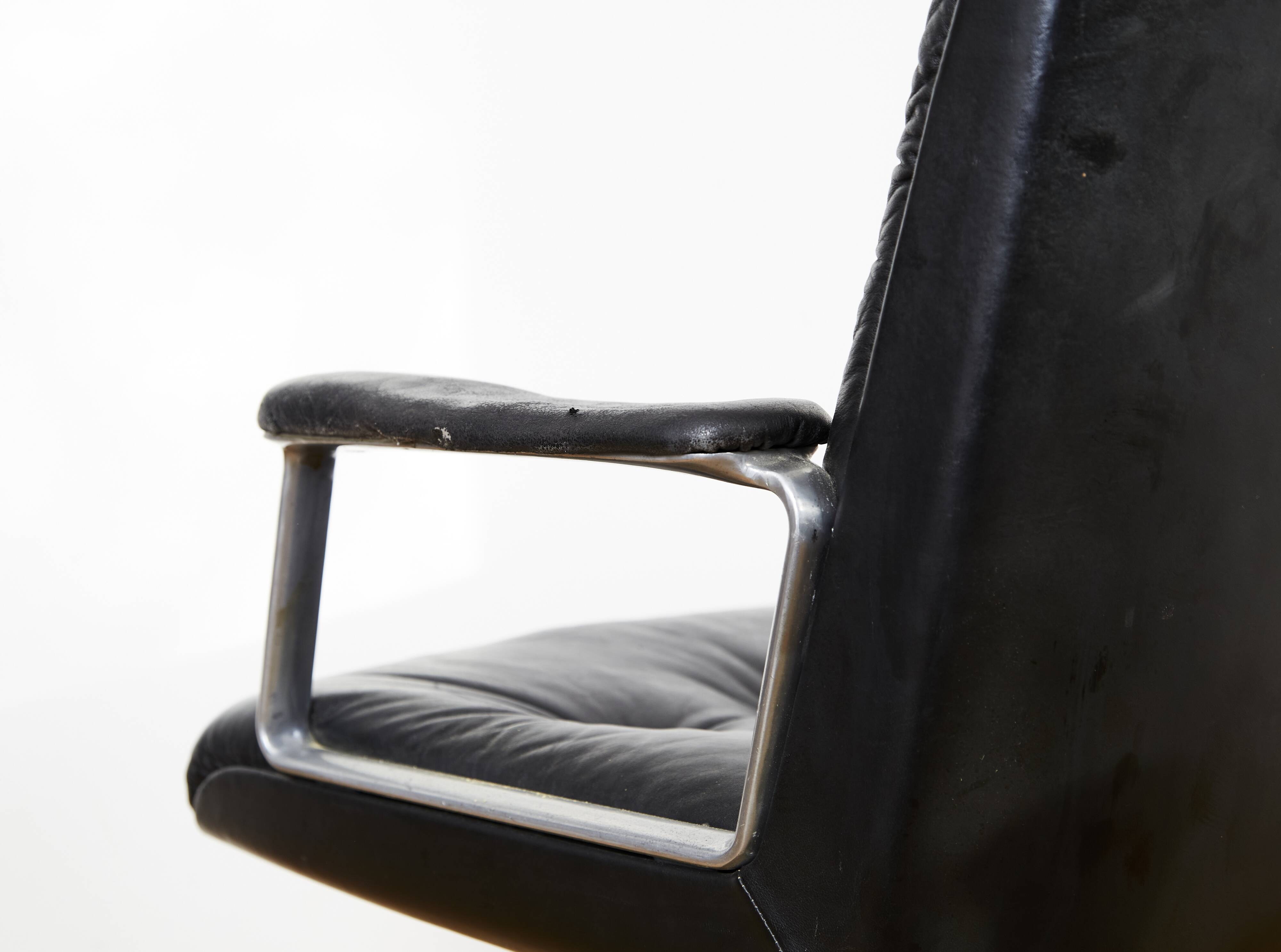 Oswaldo Borsani swivel Chair P125 for Tecno Milano