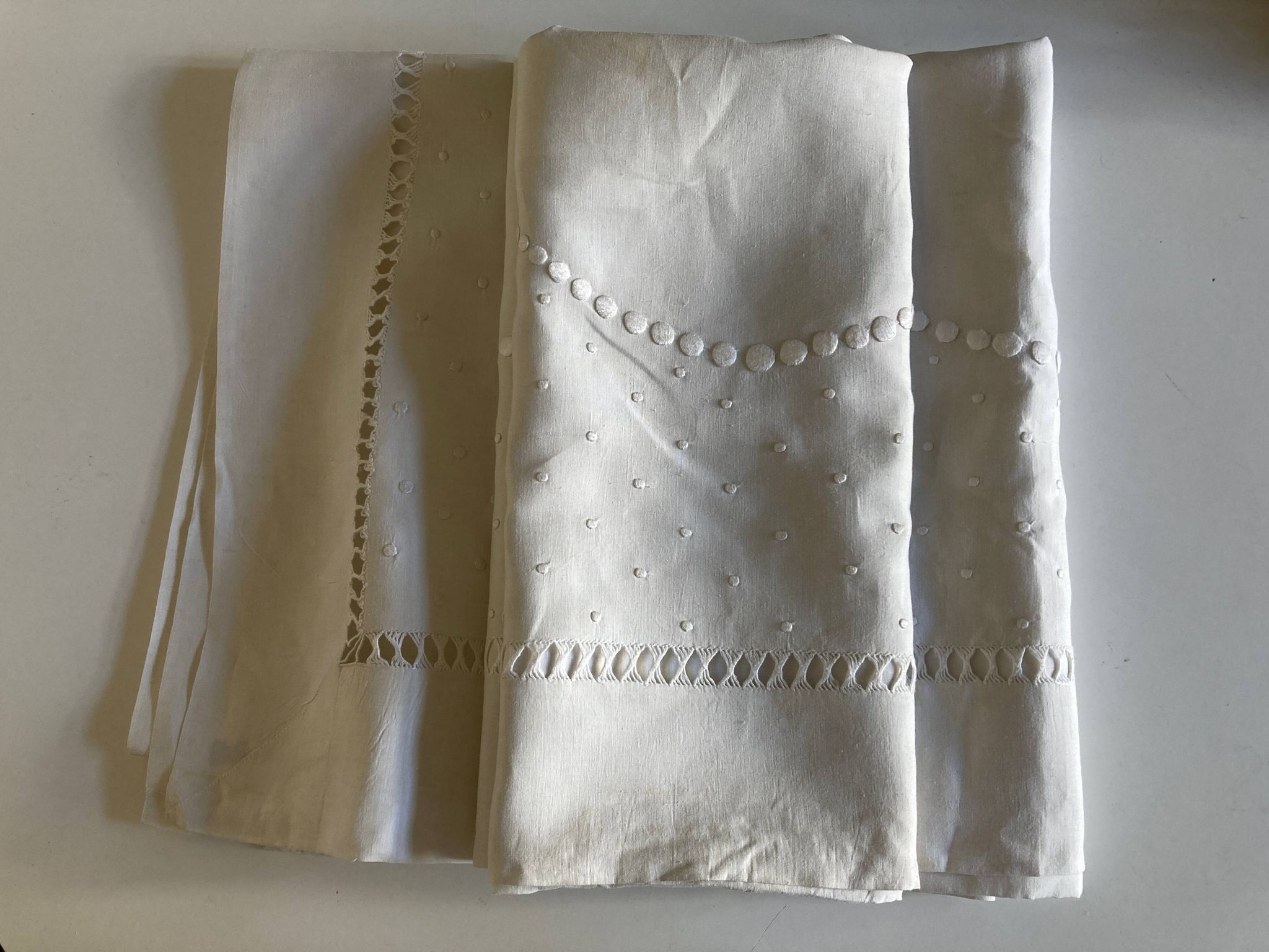Drap de fil de lin brodé de pois sans monogramme 1950