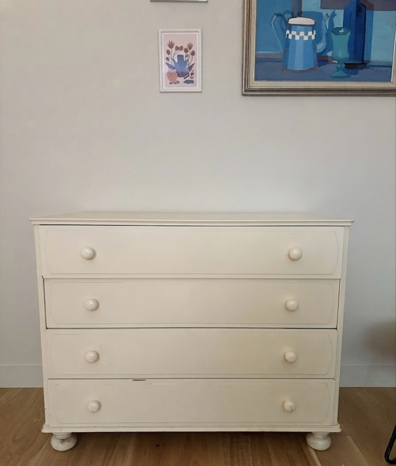 Antique chest of drawers with 4 drawers