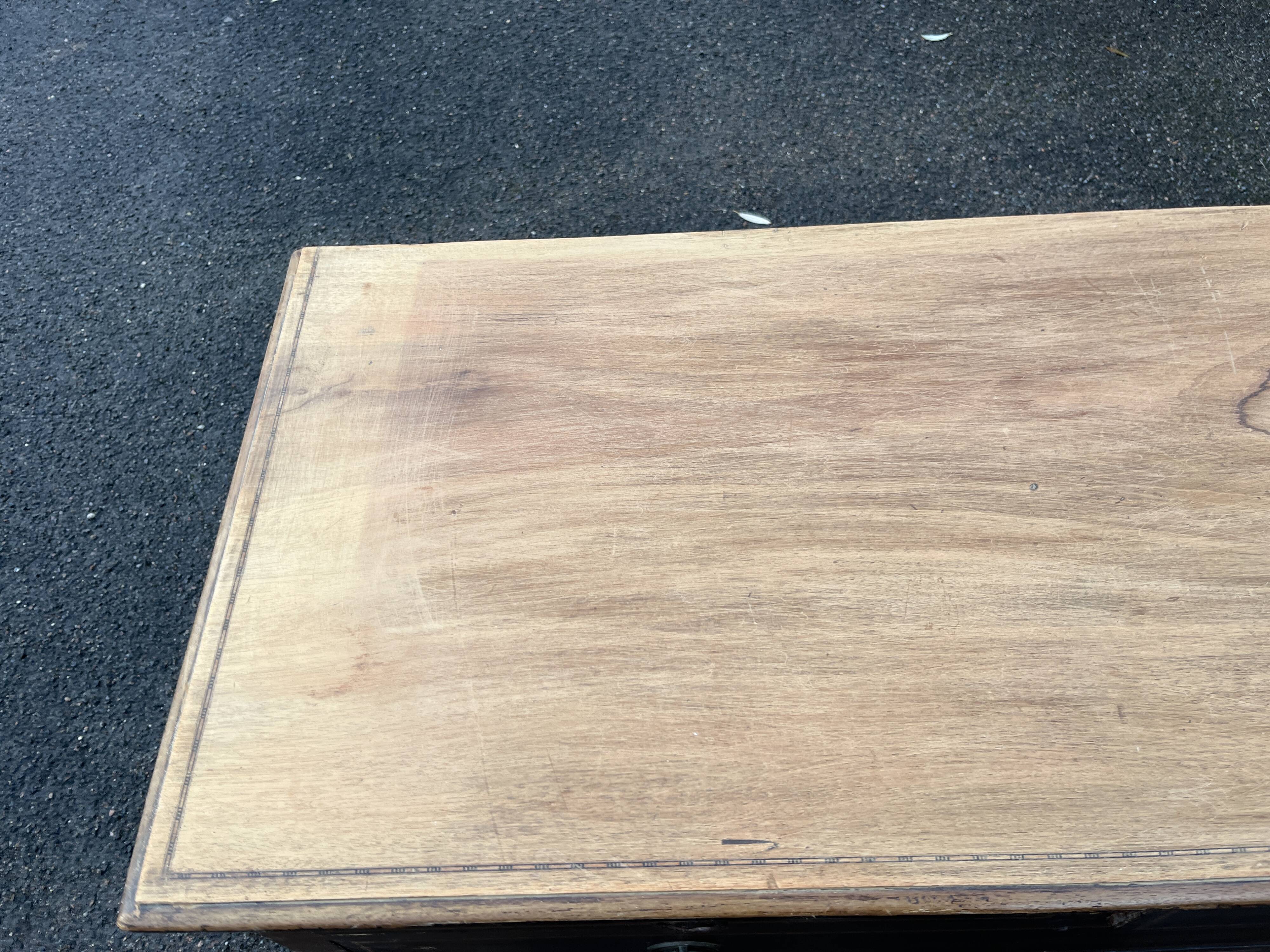 Commode Marqueterie de style Louis XVI à quatre tiroirs