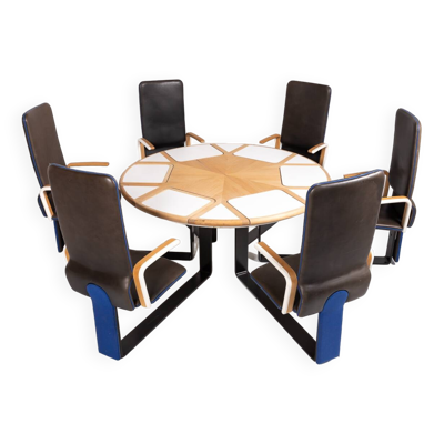 table peter karpf avec 6 fauteuils fixes sur une structure en métal laqué noir.