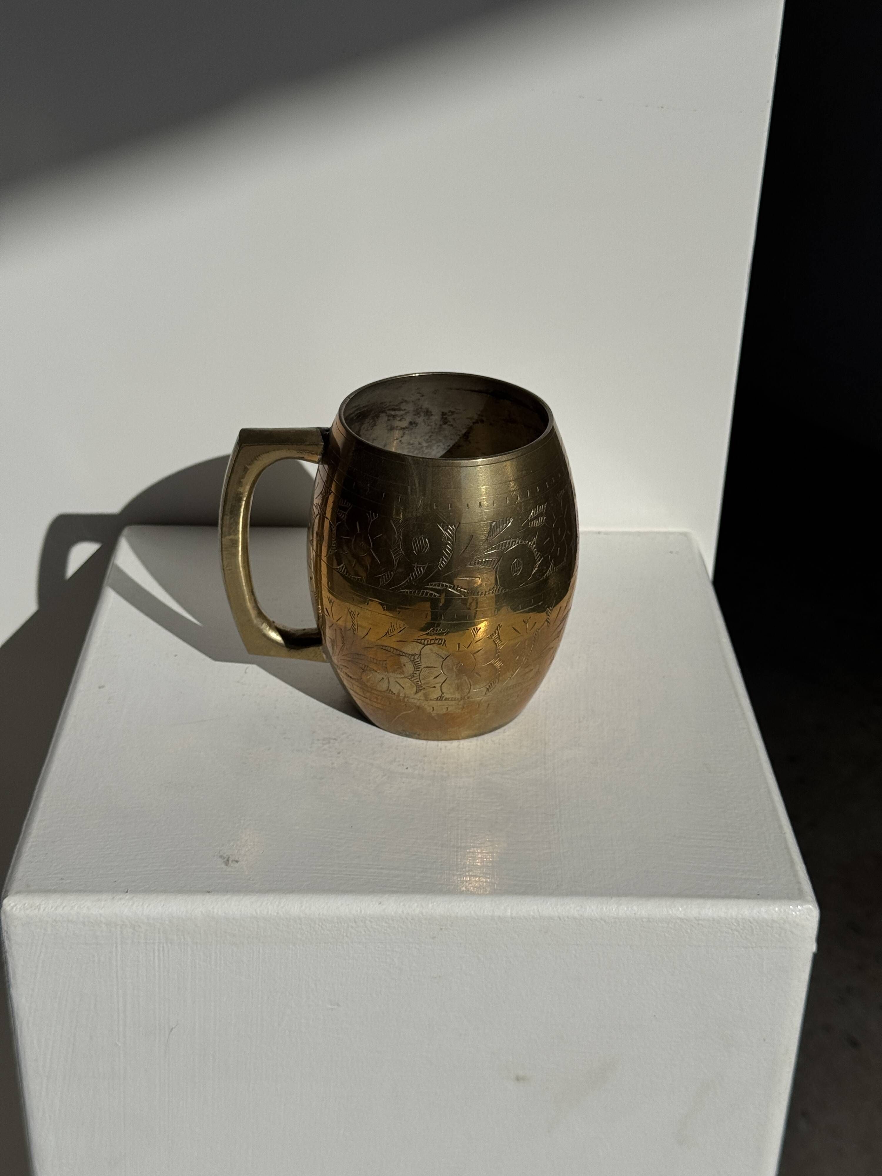 Indian mug in engraved gold metal with floral patterns H11
