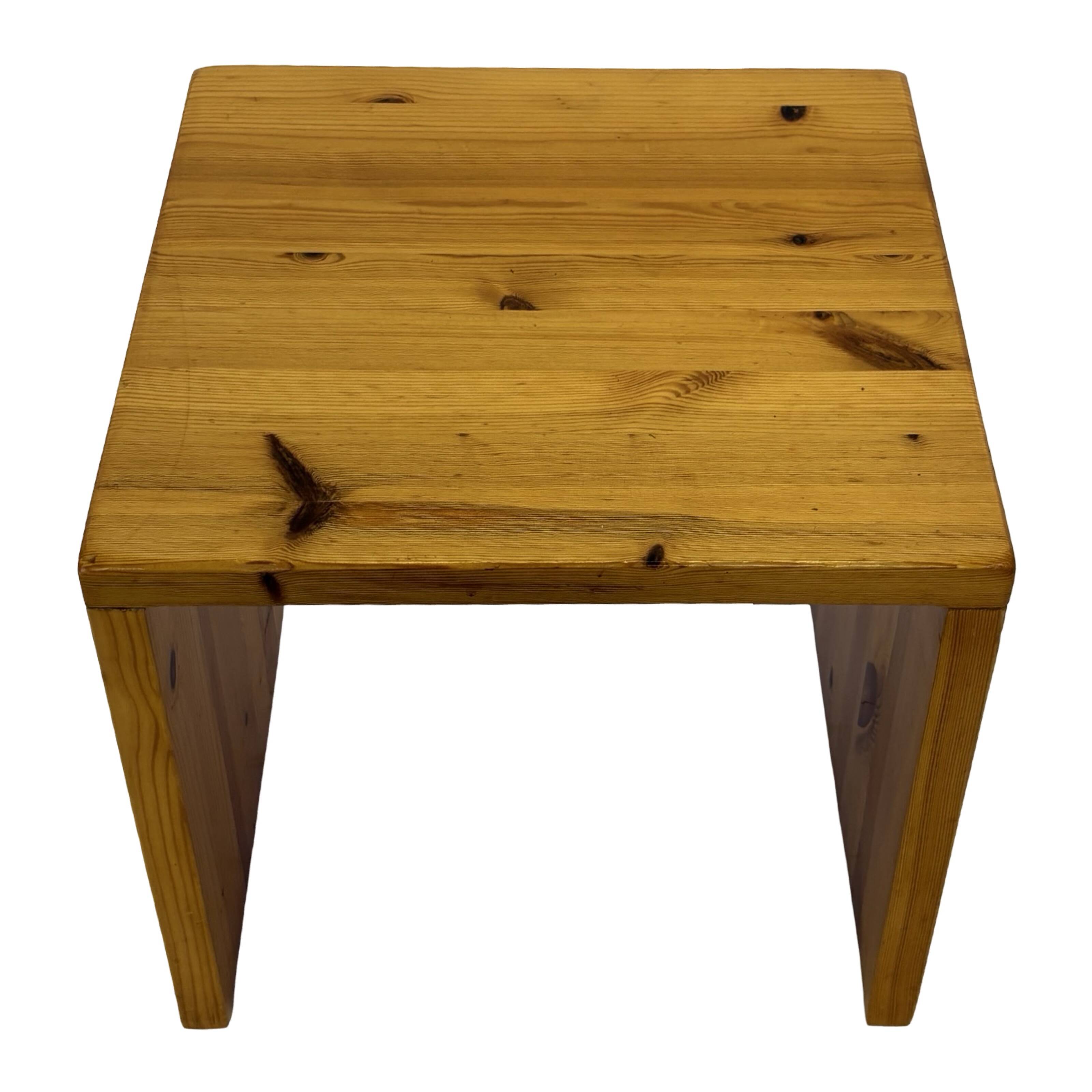 Vintage side table in Pine wood 1970s small table