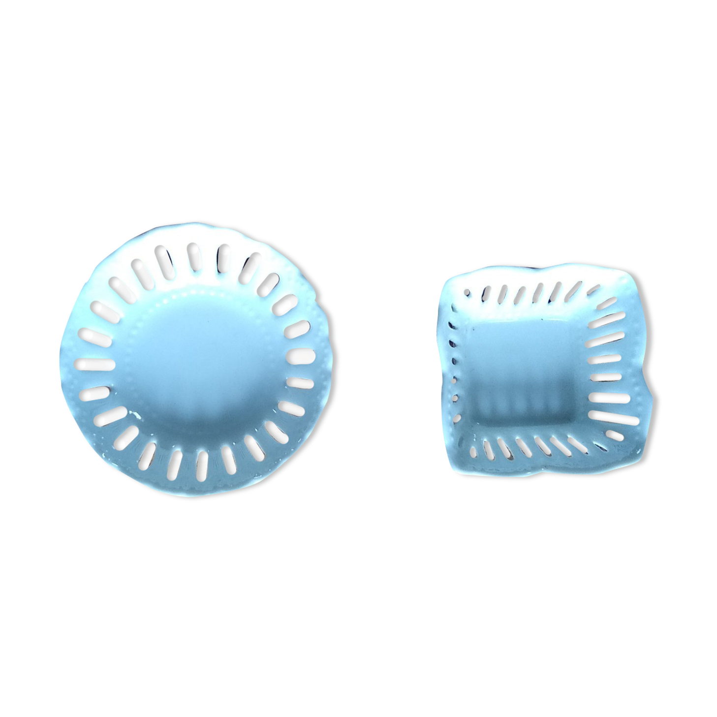 2 chiseled white porcelain cups