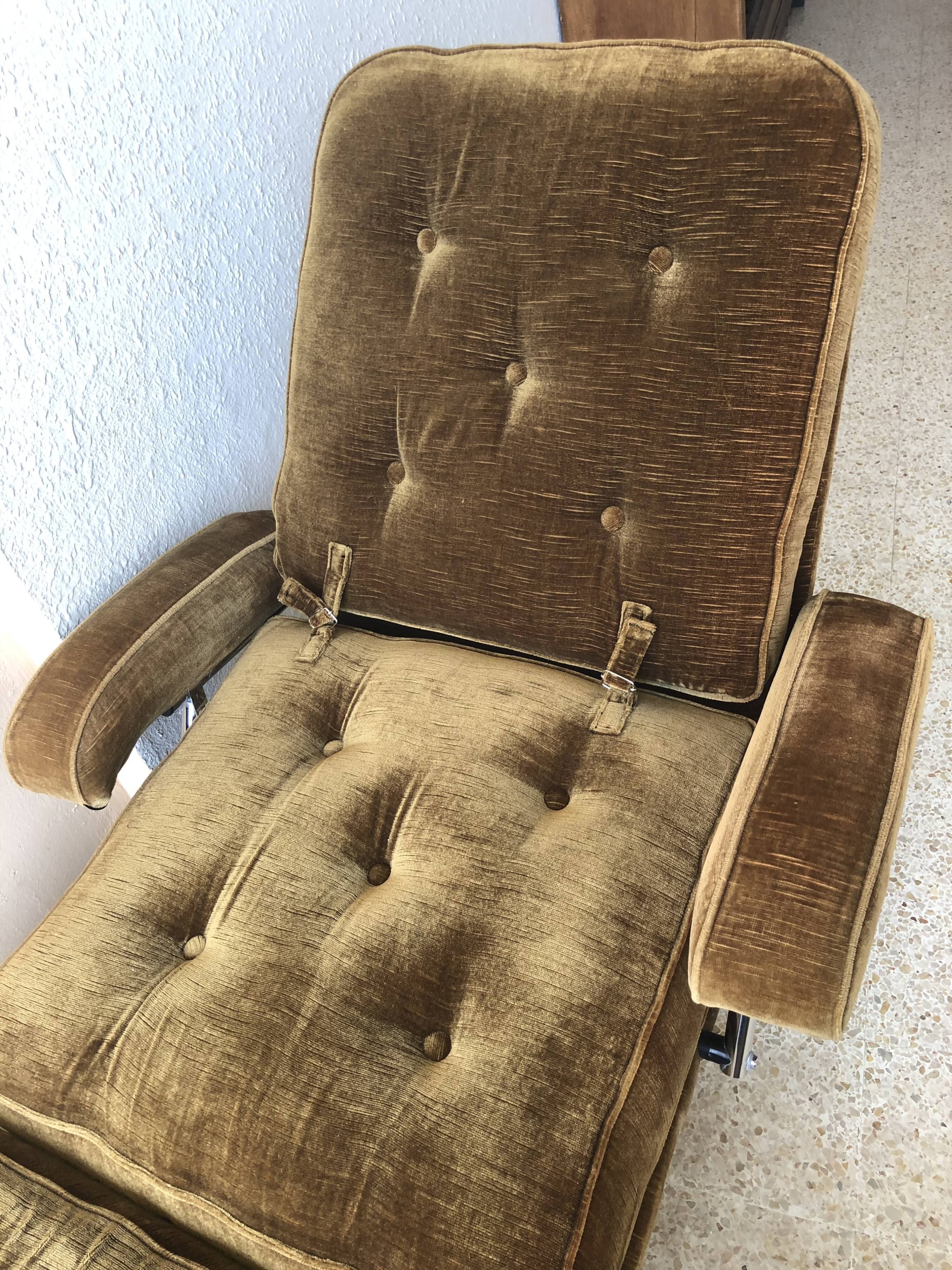 Seventies long chair in ochre velvet