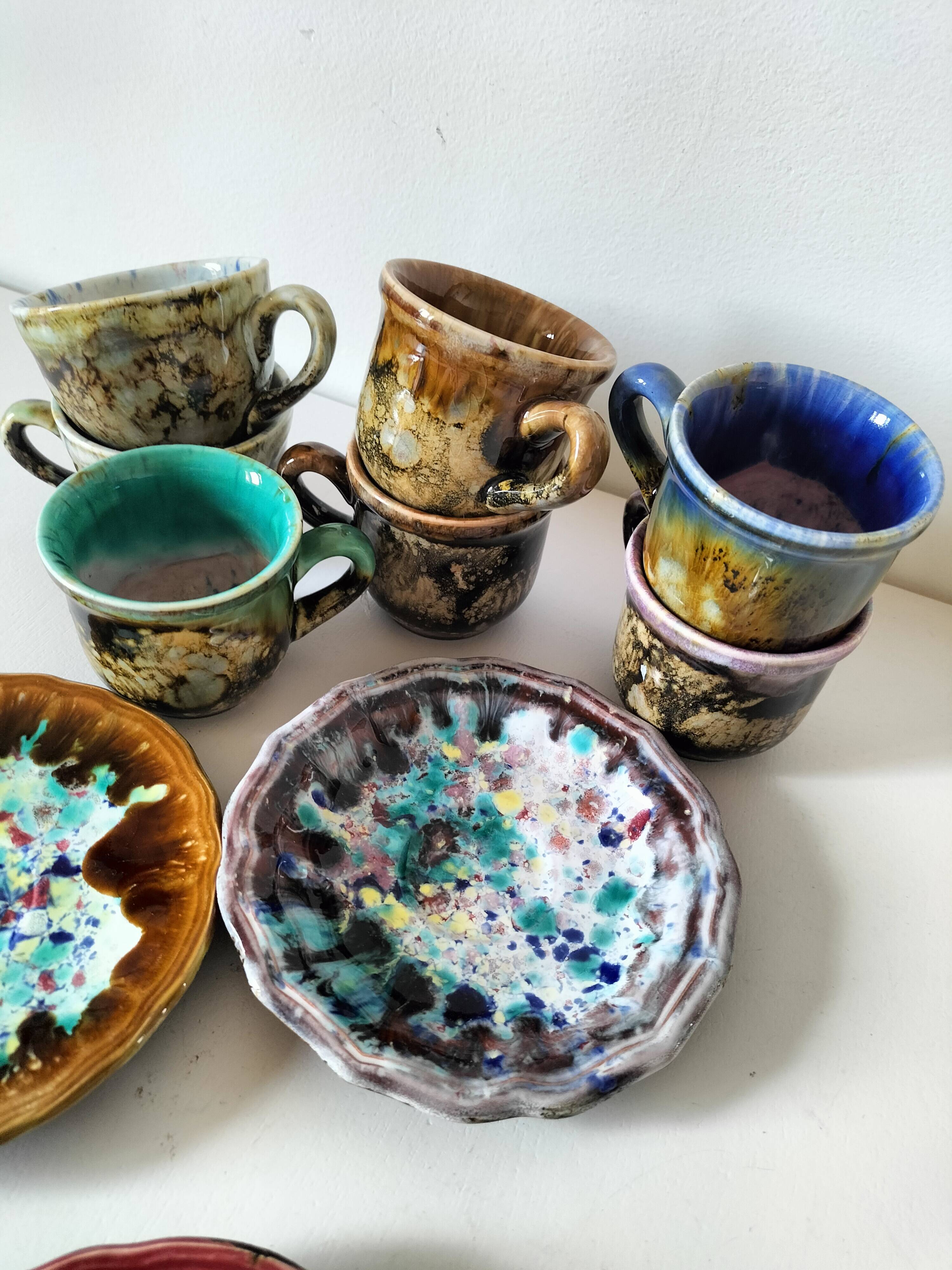 Tasses et soucoupes Morvan en céramique émaillée polychrome