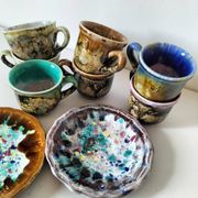 Tasses et soucoupes Morvan en céramique émaillée polychrome