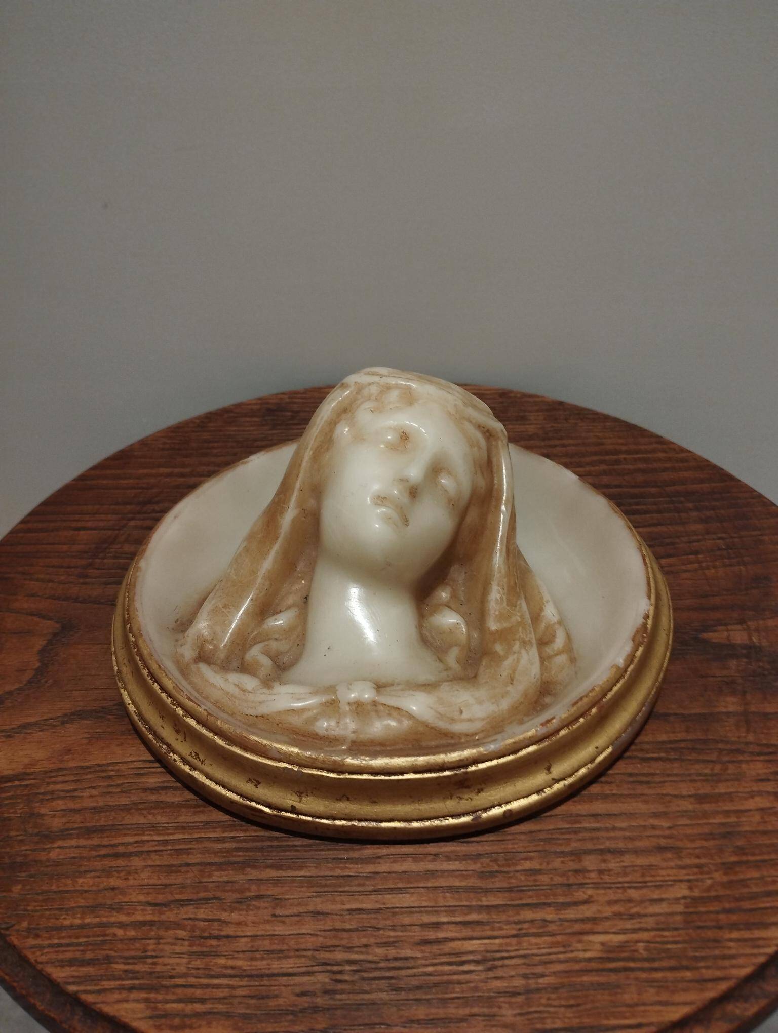 Relief portrait in the shape of a medallion - Napoléon III period