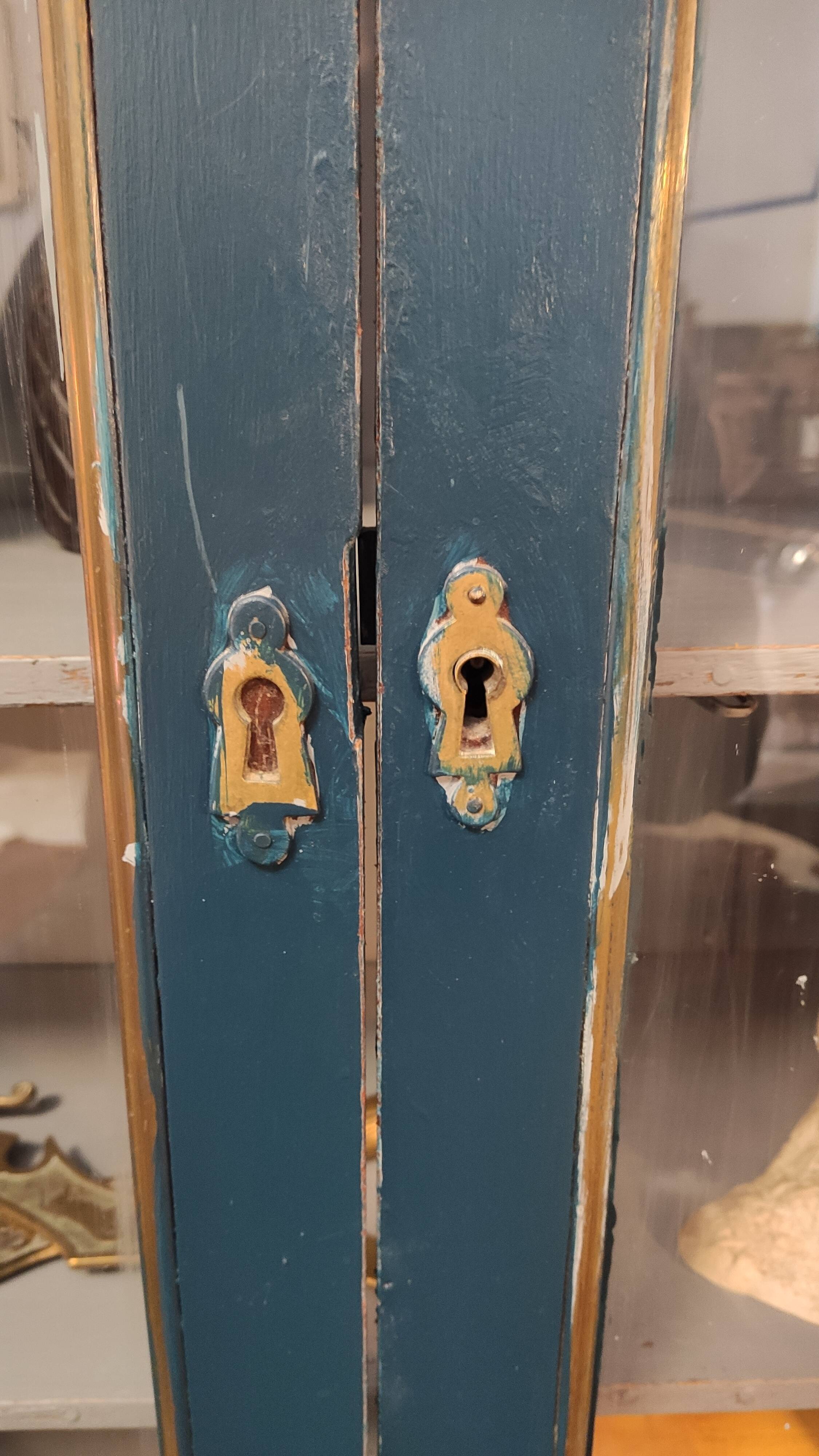 Showcase Louis XVI blue patina