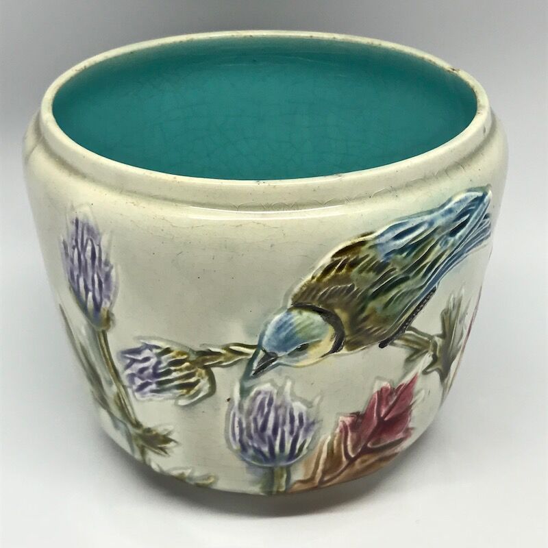 Small pot-pot in dabbling