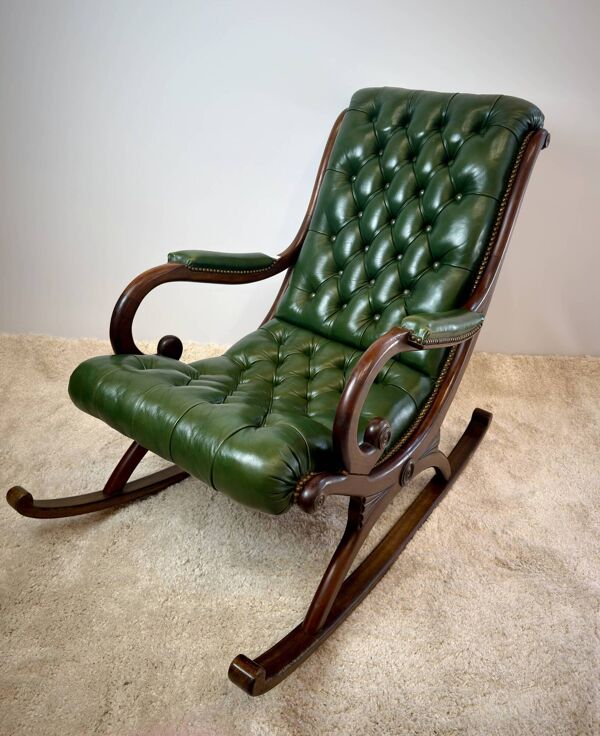 Rocking-chair vintage en cuir vert capitonné et bois