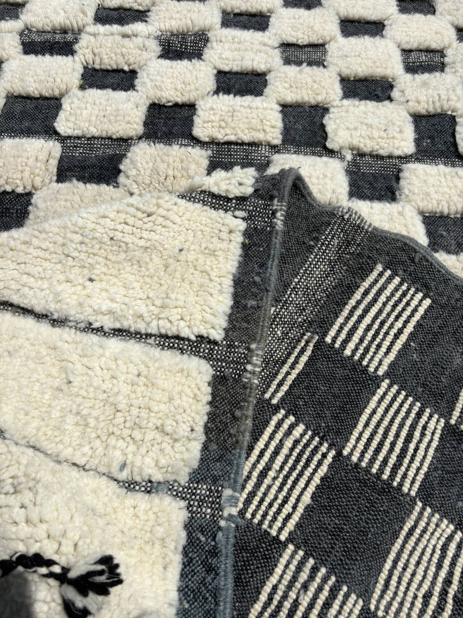 Magnificent Moroccan Beni Ouarain Berber Rug - White and Gray - Dimensions 205x320 cm