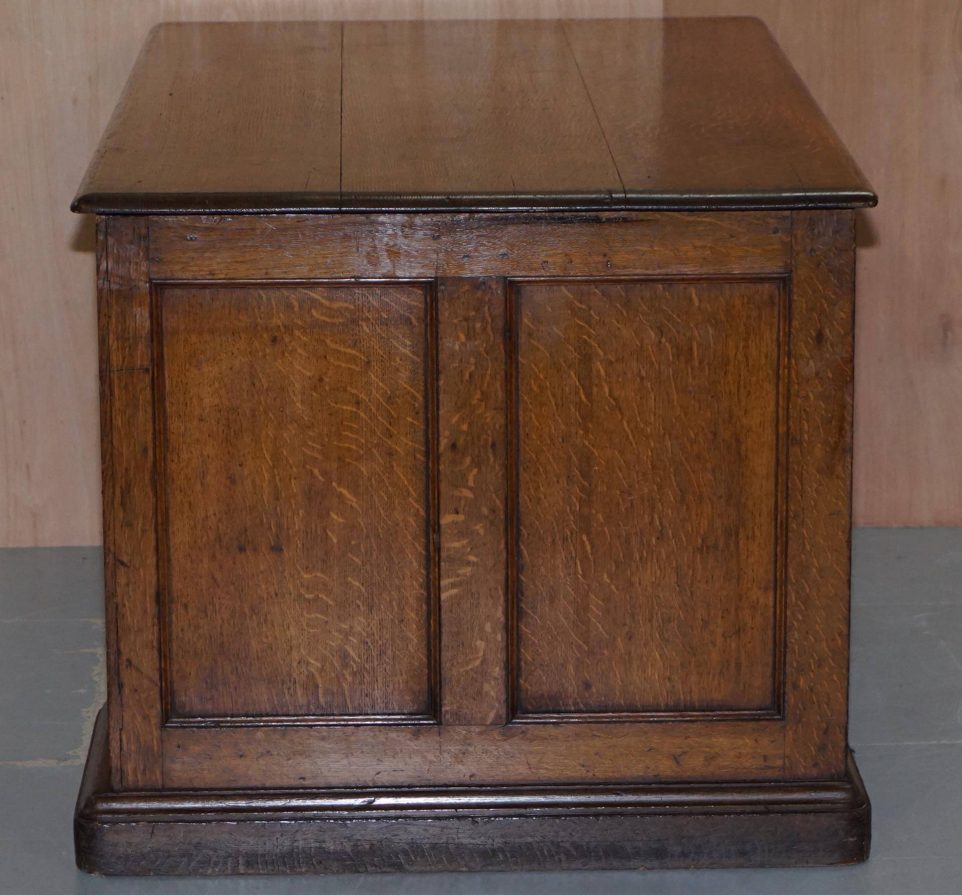 Bureau partenaire double face à deux caissons Gillows Lancaster chêne moucheté