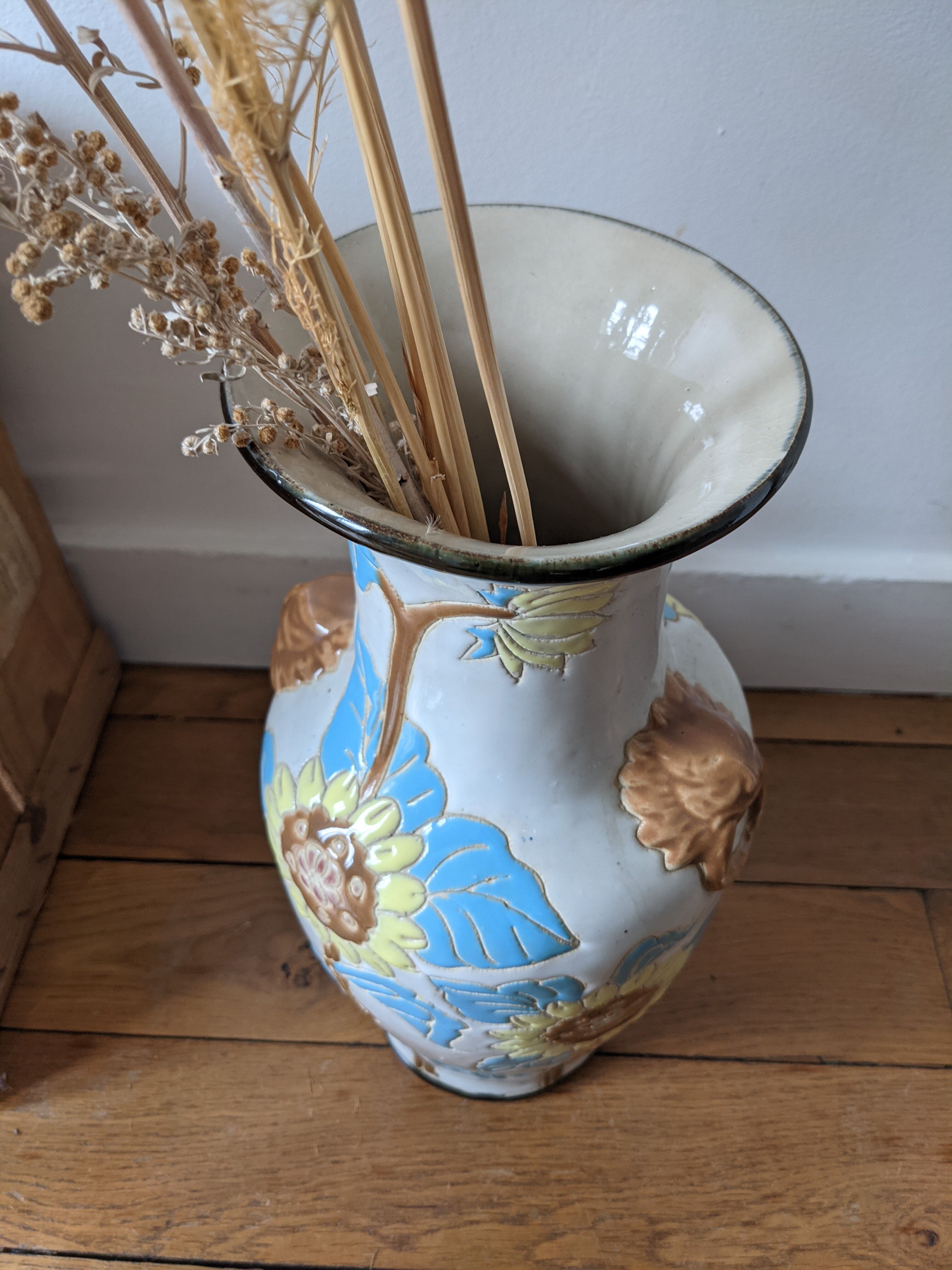 Flower pattern vase